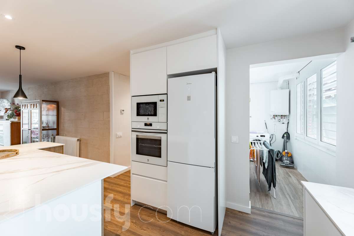Piso completo y recién reformado, 4 habitaciones y 2 baños, cocina completamente equipada, totalmente exterior con inmejorable ubicación en-26