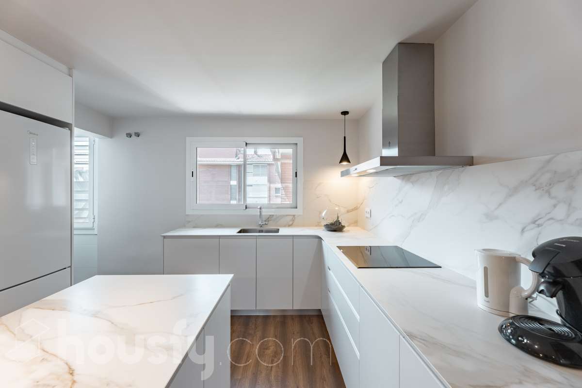 Piso completo y recién reformado, 4 habitaciones y 2 baños, cocina completamente equipada, totalmente exterior con inmejorable ubicación en-21