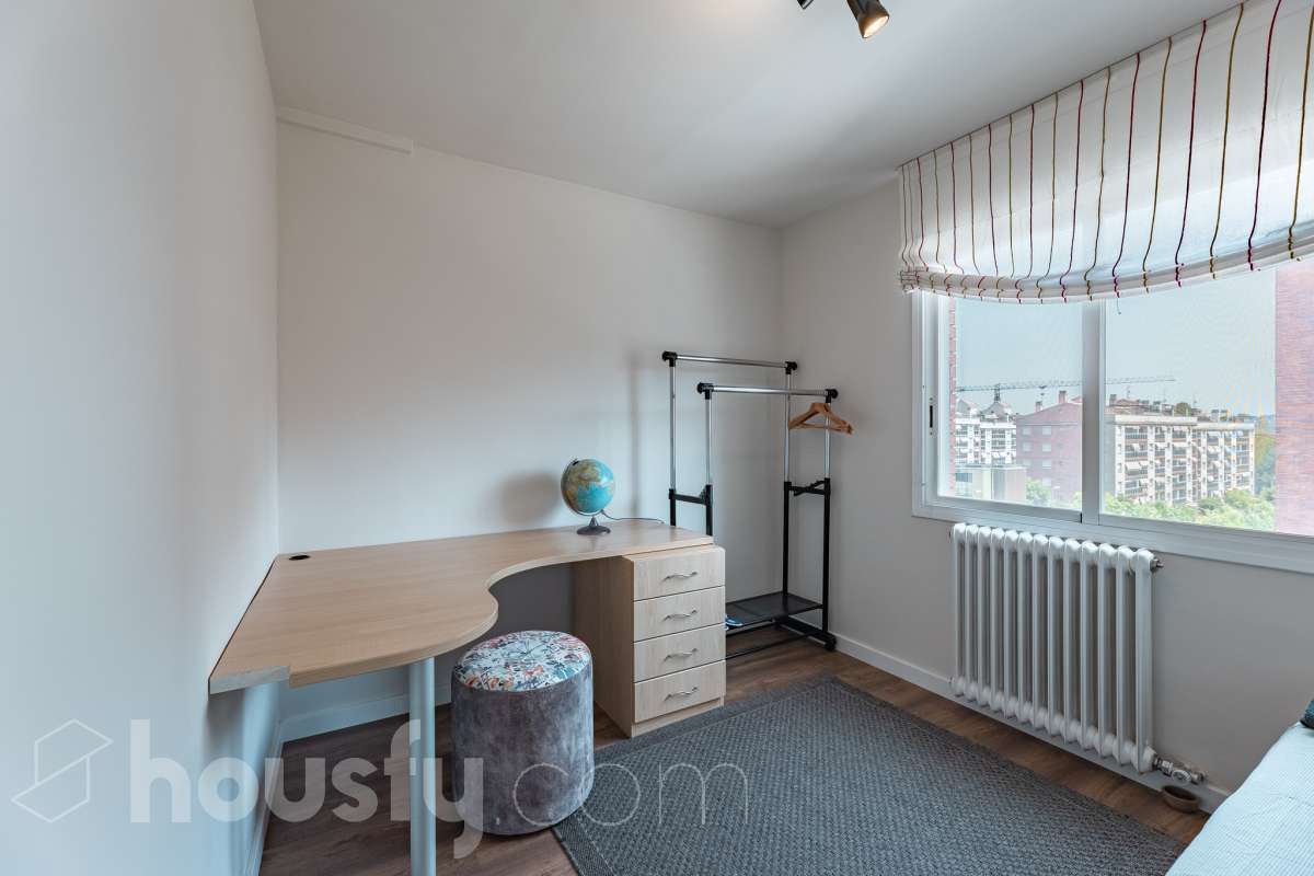 Piso completo y recién reformado, 4 habitaciones y 2 baños, cocina completamente equipada, totalmente exterior con inmejorable ubicación en-13