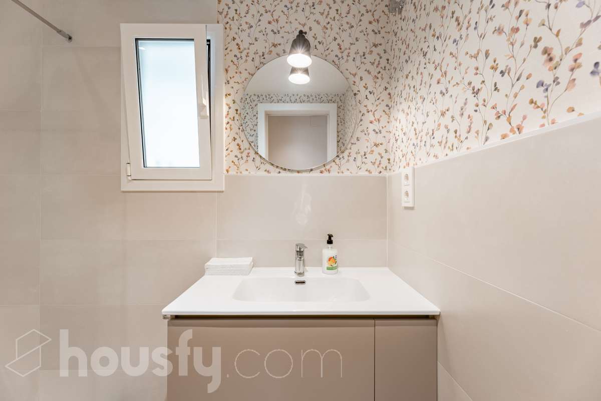Piso completo y recién reformado, 4 habitaciones y 2 baños, cocina completamente equipada, totalmente exterior con inmejorable ubicación en-28
