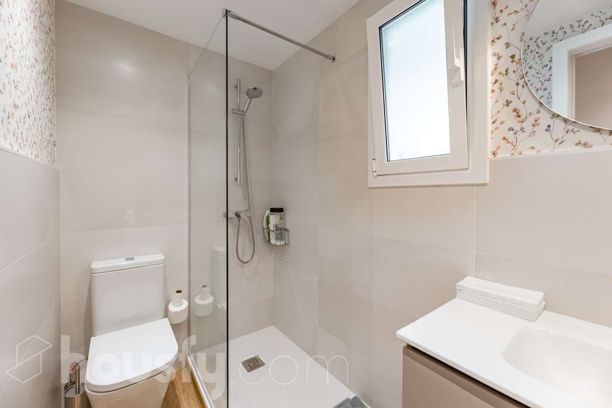 Piso completo y recién reformado, 4 habitaciones y 2 baños, cocina completamente equipada, totalmente exterior con inmejorable ubicación en-27