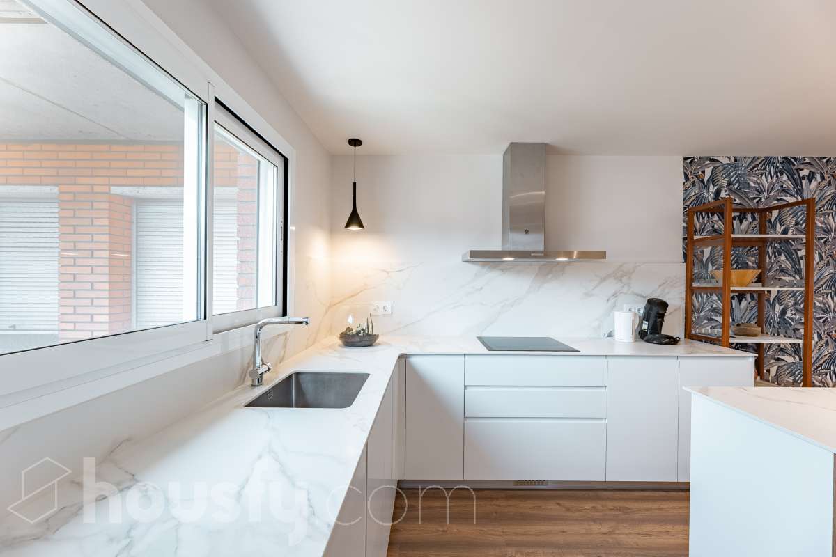 Piso completo y recién reformado, 4 habitaciones y 2 baños, cocina completamente equipada, totalmente exterior con inmejorable ubicación en-23
