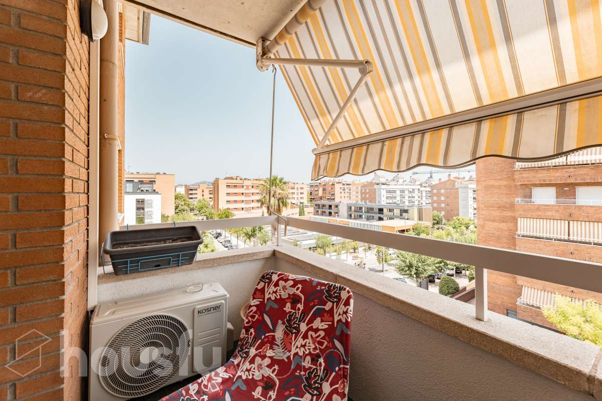 Piso completo y recién reformado, 4 habitaciones y 2 baños, cocina completamente equipada, totalmente exterior con inmejorable ubicación en-33