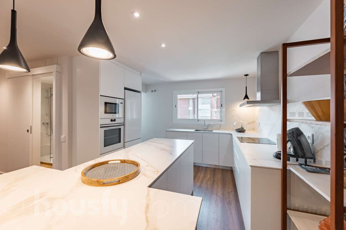 Piso completo y recién reformado, 4 habitaciones y 2 baños, cocina completamente equipada, totalmente exterior con inmejorable ubicación en-20