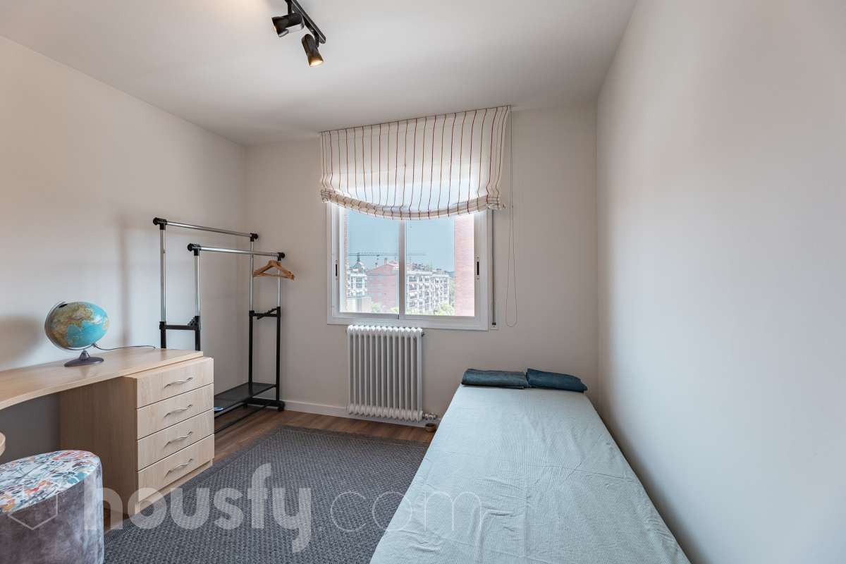 Piso completo y recién reformado, 4 habitaciones y 2 baños, cocina completamente equipada, totalmente exterior con inmejorable ubicación en-12