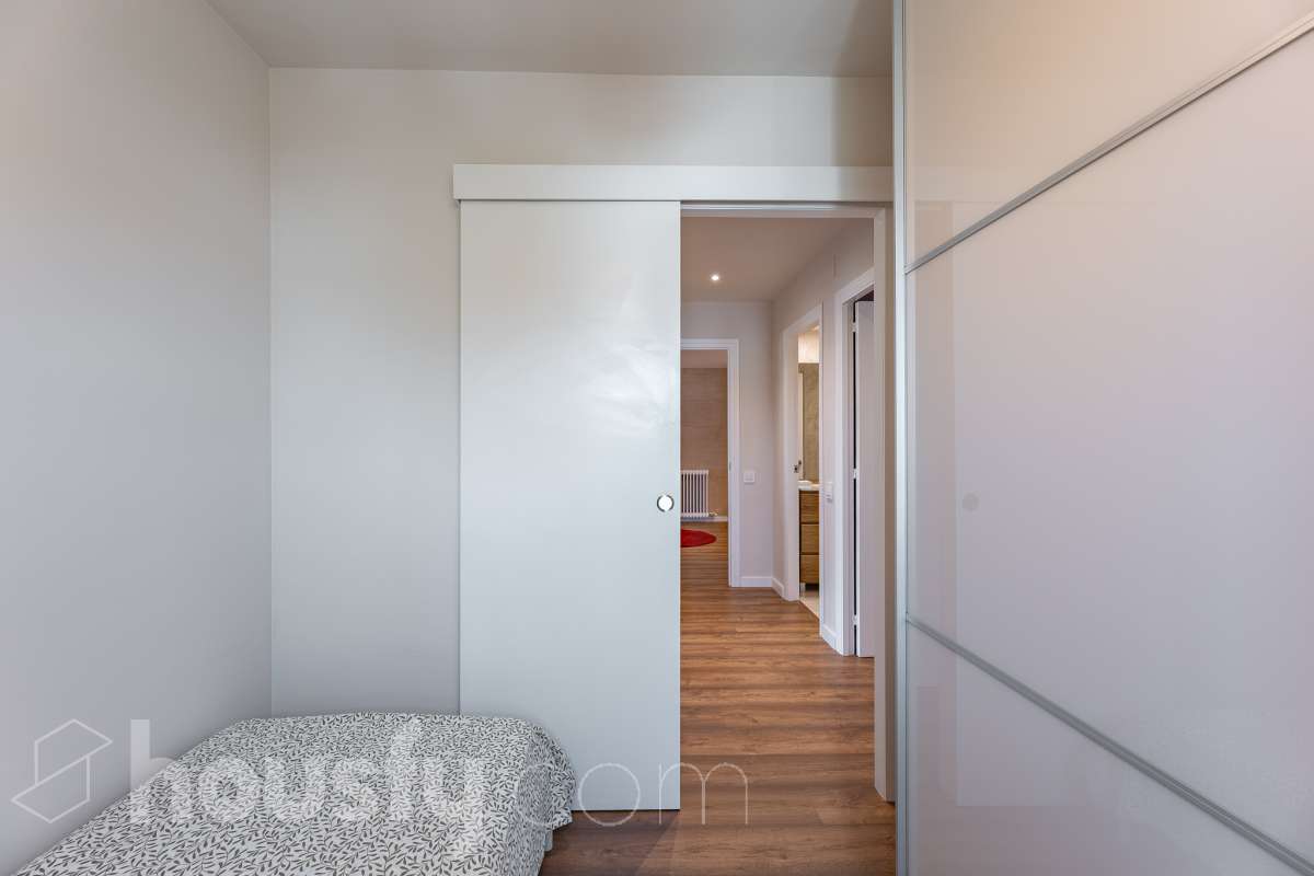 Piso completo y recién reformado, 4 habitaciones y 2 baños, cocina completamente equipada, totalmente exterior con inmejorable ubicación en-16