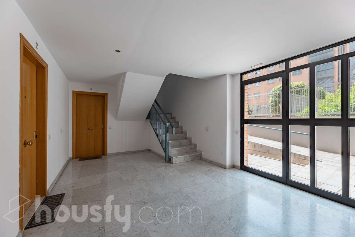 Piso completo y recién reformado, 4 habitaciones y 2 baños, cocina completamente equipada, totalmente exterior con inmejorable ubicación en-45