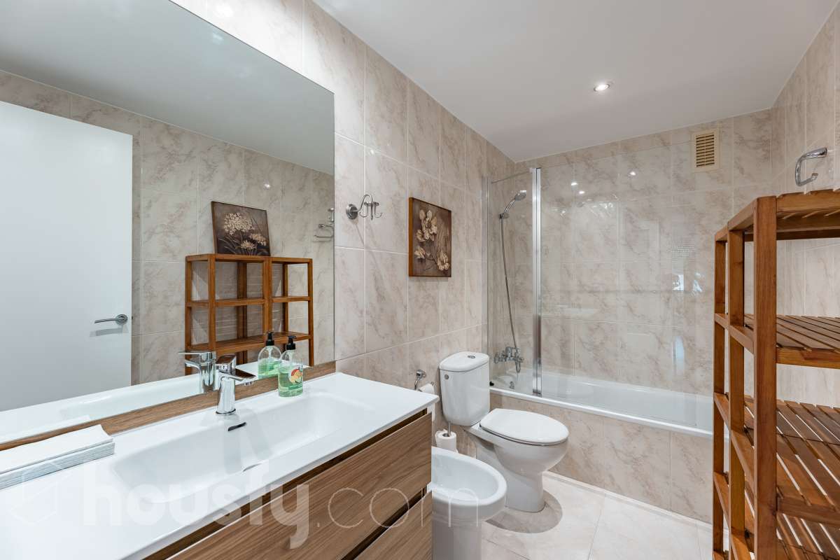 Piso completo y recién reformado, 4 habitaciones y 2 baños, cocina completamente equipada, totalmente exterior con inmejorable ubicación en-30