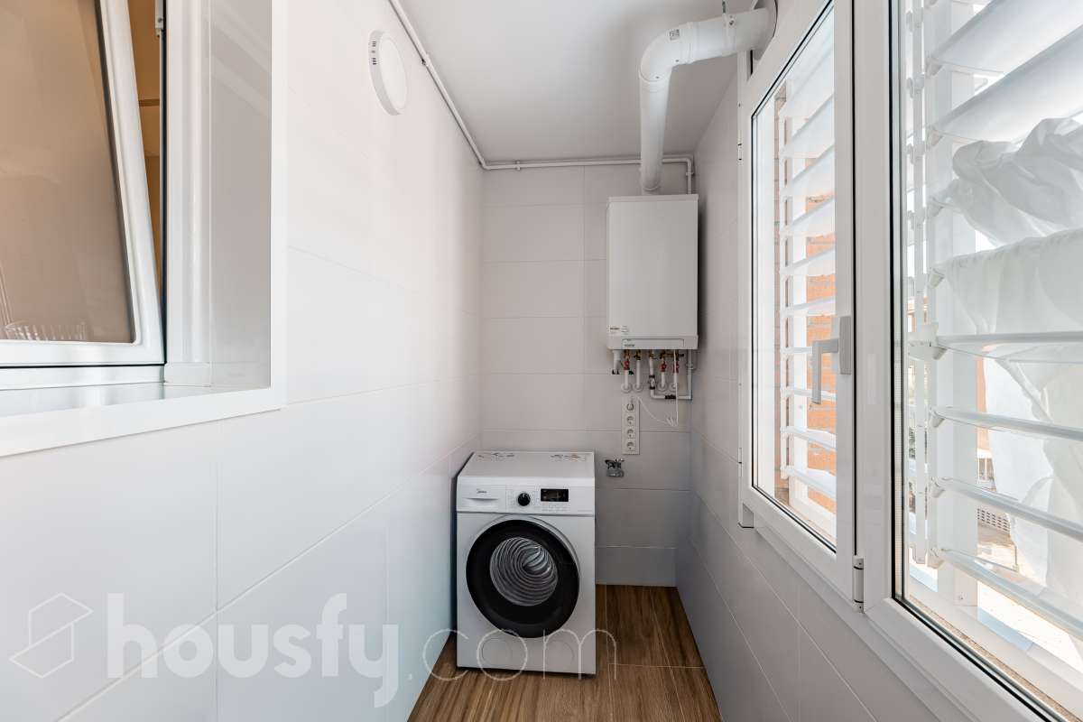 Piso completo y recién reformado, 4 habitaciones y 2 baños, cocina completamente equipada, totalmente exterior con inmejorable ubicación en-35