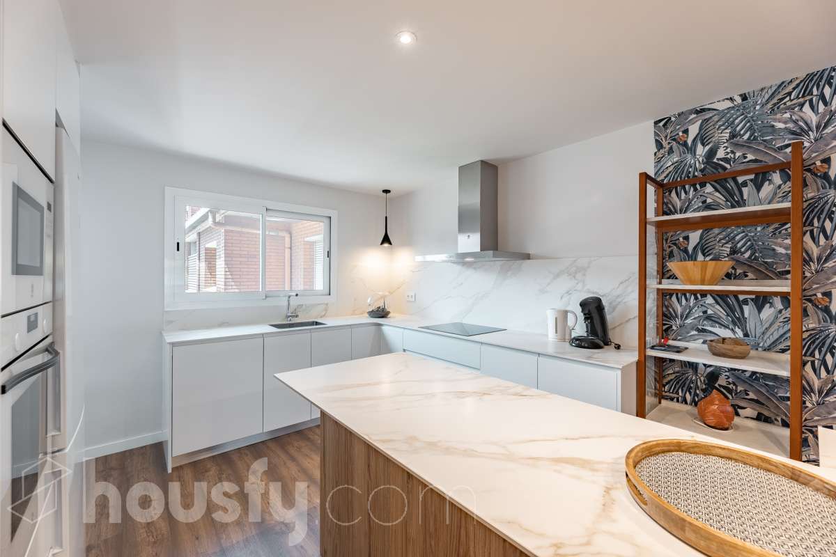 Piso completo y recién reformado, 4 habitaciones y 2 baños, cocina completamente equipada, totalmente exterior con inmejorable ubicación en-24