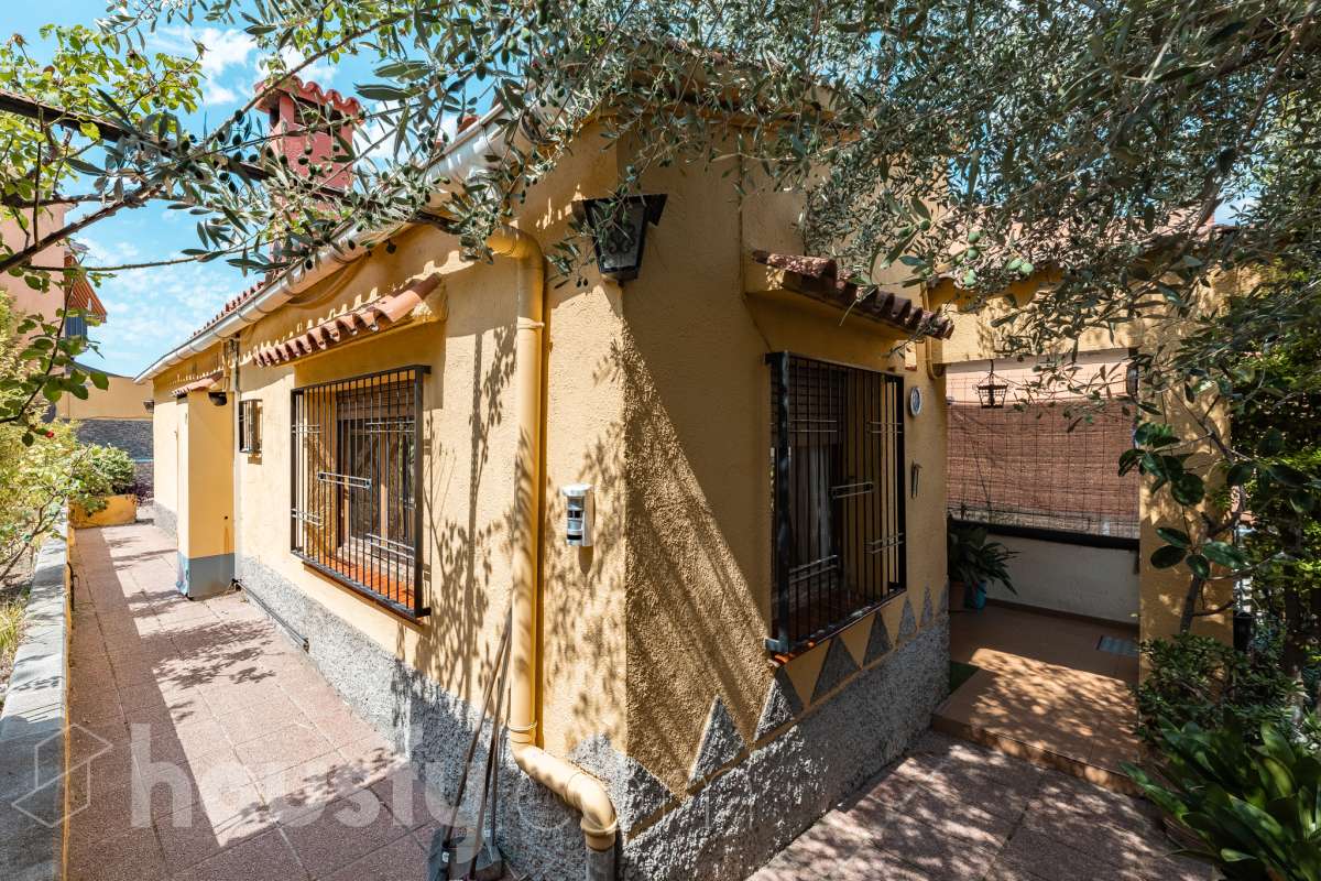 Housfy vende 🏡 amplia casa ubicada en Rubí, la cuál consta de 78m2 útiles (verificados con la Dirección General de Catastro). Construida en el año: 1974. Casa unifamiliar esquinera con piscina y amplio jardín en Ca n’Oriol, Rubí Te presentamos esta fantástica casa unifamiliar esquinera, situada en el barrio de Ca n’Oriol, en Rubí, ideal para quienes buscan tranquilidad, comodidad y disfrutar de espacios exteriores propios. La vivienda se distribuye en una sola planta, ofreciendo una distribución práctica y funcional. Dispone de un acogedor salón-comedor con chimenea, perfecto para disfrutar de momentos en familia, tres dormitorios, un baño completo y cocina. En el exterior encontrarás un agradable porche, piscina y un amplio espacio al aire libre para disfrutar del buen tiempo, organizar reuniones con familiares y amigos o crear tu propio rincón de relax. La propiedad cuenta con una superficie total de jardín de 392 m², que incluye el jardín propio de la vivienda y una parcela colindante, aportando un interesante espacio exterior con múltiples posibilidades. Además, disfruta de una ubicación práctica, con transporte público cercano y todos los servicios a tu alcance, como supermercados, farmacias, escuelas y comercios, facilitando el día a día sin necesidad de grandes desplazamientos. Una oportunidad ideal para quienes desean vivir en una casa independiente, sin escaleras y con jardín y piscina, en una zona residencial de Rubí. ¡Ven a descubrir todo su potencial y encuentra tu próximo hogar! Distribución de estancias -Salón-comedor -3 Dormitorios -1 Baño -Cocina equipada Características específicas -Ascensor -Armario -Aire acondicionado -Amueblado -Calefacción -Balcón -Terraza -Piscina -Jardín privado -1 Plaza de garaje Zona y entorno Respecto a la ubicación, se sitúa en Rubí, municipio de Barcelona. Esta propiedad se encuentra cerca de transporte público, colegios, supermercados y farmacias. Aviso legal El precio de venta no incluye gastos de la compraventa como notaría, registro, impuestos, ni tampoco honorarios agencia. Esta publicación no es vinculante. Consulta siempre la nota simple con Housfy antes de formalizar la compraventa. Sobre nosotros Housfy es la plataforma integral de servicios inmobiliarios. Nuestra combinación de expertos y tecnología pone al alcance de todo el mundo servicios cómodos, claros y seguros. AICAT número: 7922. Nos encargamos de la gestión y asesoramiento de la compra. ¡Olvídate de todo! Hacemos los trámites por ti. Y, si además necesitas financiación, ponemos a tu disposición un bróker hipotecario para ayudarte a conseguir las mejores condiciones para tu perfil económico. ¿Quieres visitarla? Contacta con Housfy y agenda tu visita sin compromiso. Más información en: housfy.com En cumplimiento de la Ley 8/2026 en Cataluña, el certificado de presencia o ausencia de amianto se encuentra en proceso de tramitación.-24