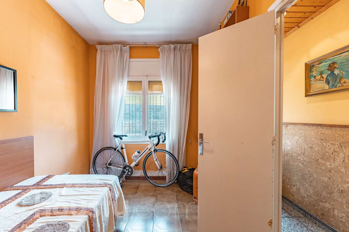 Housfy vende 🏡 amplia casa ubicada en Rubí, la cuál consta de 78m2 útiles (verificados con la Dirección General de Catastro). Construida en el año: 1974. Casa unifamiliar esquinera con piscina y amplio jardín en Ca n’Oriol, Rubí Te presentamos esta fantástica casa unifamiliar esquinera, situada en el barrio de Ca n’Oriol, en Rubí, ideal para quienes buscan tranquilidad, comodidad y disfrutar de espacios exteriores propios. La vivienda se distribuye en una sola planta, ofreciendo una distribución práctica y funcional. Dispone de un acogedor salón-comedor con chimenea, perfecto para disfrutar de momentos en familia, tres dormitorios, un baño completo y cocina. En el exterior encontrarás un agradable porche, piscina y un amplio espacio al aire libre para disfrutar del buen tiempo, organizar reuniones con familiares y amigos o crear tu propio rincón de relax. La propiedad cuenta con una superficie total de jardín de 392 m², que incluye el jardín propio de la vivienda y una parcela colindante, aportando un interesante espacio exterior con múltiples posibilidades. Además, disfruta de una ubicación práctica, con transporte público cercano y todos los servicios a tu alcance, como supermercados, farmacias, escuelas y comercios, facilitando el día a día sin necesidad de grandes desplazamientos. Una oportunidad ideal para quienes desean vivir en una casa independiente, sin escaleras y con jardín y piscina, en una zona residencial de Rubí. ¡Ven a descubrir todo su potencial y encuentra tu próximo hogar! Distribución de estancias -Salón-comedor -3 Dormitorios -1 Baño -Cocina equipada Características específicas -Ascensor -Armario -Aire acondicionado -Amueblado -Calefacción -Balcón -Terraza -Piscina -Jardín privado -1 Plaza de garaje Zona y entorno Respecto a la ubicación, se sitúa en Rubí, municipio de Barcelona. Esta propiedad se encuentra cerca de transporte público, colegios, supermercados y farmacias. Aviso legal El precio de venta no incluye gastos de la compraventa como notaría, registro, impuestos, ni tampoco honorarios agencia. Esta publicación no es vinculante. Consulta siempre la nota simple con Housfy antes de formalizar la compraventa. Sobre nosotros Housfy es la plataforma integral de servicios inmobiliarios. Nuestra combinación de expertos y tecnología pone al alcance de todo el mundo servicios cómodos, claros y seguros. AICAT número: 7922. Nos encargamos de la gestión y asesoramiento de la compra. ¡Olvídate de todo! Hacemos los trámites por ti. Y, si además necesitas financiación, ponemos a tu disposición un bróker hipotecario para ayudarte a conseguir las mejores condiciones para tu perfil económico. ¿Quieres visitarla? Contacta con Housfy y agenda tu visita sin compromiso. Más información en: housfy.com En cumplimiento de la Ley 8/2026 en Cataluña, el certificado de presencia o ausencia de amianto se encuentra en proceso de tramitación.-10