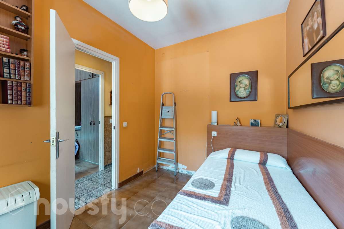 Housfy vende 🏡 amplia casa ubicada en Rubí, la cuál consta de 78m2 útiles (verificados con la Dirección General de Catastro). Construida en el año: 1974. Casa unifamiliar esquinera con piscina y amplio jardín en Ca n’Oriol, Rubí Te presentamos esta fantástica casa unifamiliar esquinera, situada en el barrio de Ca n’Oriol, en Rubí, ideal para quienes buscan tranquilidad, comodidad y disfrutar de espacios exteriores propios. La vivienda se distribuye en una sola planta, ofreciendo una distribución práctica y funcional. Dispone de un acogedor salón-comedor con chimenea, perfecto para disfrutar de momentos en familia, tres dormitorios, un baño completo y cocina. En el exterior encontrarás un agradable porche, piscina y un amplio espacio al aire libre para disfrutar del buen tiempo, organizar reuniones con familiares y amigos o crear tu propio rincón de relax. La propiedad cuenta con una superficie total de jardín de 392 m², que incluye el jardín propio de la vivienda y una parcela colindante, aportando un interesante espacio exterior con múltiples posibilidades. Además, disfruta de una ubicación práctica, con transporte público cercano y todos los servicios a tu alcance, como supermercados, farmacias, escuelas y comercios, facilitando el día a día sin necesidad de grandes desplazamientos. Una oportunidad ideal para quienes desean vivir en una casa independiente, sin escaleras y con jardín y piscina, en una zona residencial de Rubí. ¡Ven a descubrir todo su potencial y encuentra tu próximo hogar! Distribución de estancias -Salón-comedor -3 Dormitorios -1 Baño -Cocina equipada Características específicas -Ascensor -Armario -Aire acondicionado -Amueblado -Calefacción -Balcón -Terraza -Piscina -Jardín privado -1 Plaza de garaje Zona y entorno Respecto a la ubicación, se sitúa en Rubí, municipio de Barcelona. Esta propiedad se encuentra cerca de transporte público, colegios, supermercados y farmacias. Aviso legal El precio de venta no incluye gastos de la compraventa como notaría, registro, impuestos, ni tampoco honorarios agencia. Esta publicación no es vinculante. Consulta siempre la nota simple con Housfy antes de formalizar la compraventa. Sobre nosotros Housfy es la plataforma integral de servicios inmobiliarios. Nuestra combinación de expertos y tecnología pone al alcance de todo el mundo servicios cómodos, claros y seguros. AICAT número: 7922. Nos encargamos de la gestión y asesoramiento de la compra. ¡Olvídate de todo! Hacemos los trámites por ti. Y, si además necesitas financiación, ponemos a tu disposición un bróker hipotecario para ayudarte a conseguir las mejores condiciones para tu perfil económico. ¿Quieres visitarla? Contacta con Housfy y agenda tu visita sin compromiso. Más información en: housfy.com En cumplimiento de la Ley 8/2026 en Cataluña, el certificado de presencia o ausencia de amianto se encuentra en proceso de tramitación.-9