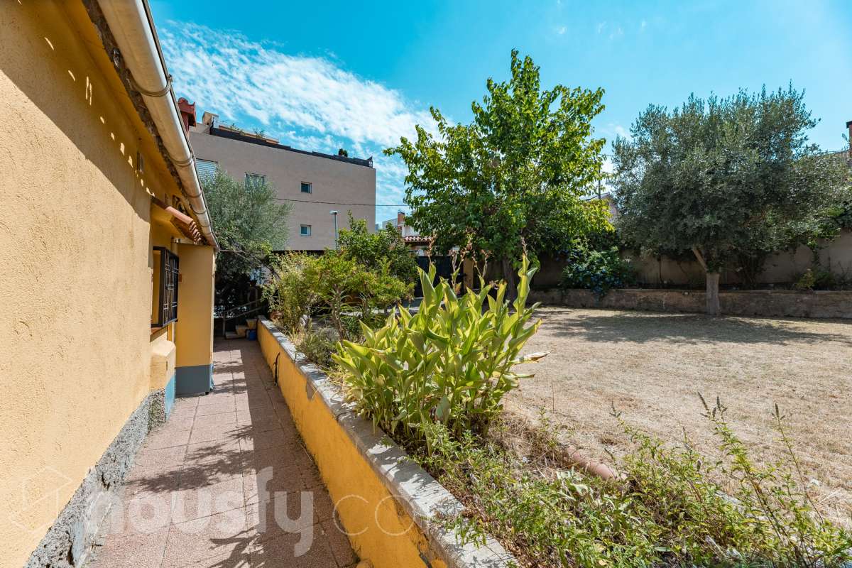 Housfy vende 🏡 amplia casa ubicada en Rubí, la cuál consta de 78m2 útiles (verificados con la Dirección General de Catastro). Construida en el año: 1974. Casa unifamiliar esquinera con piscina y amplio jardín en Ca n’Oriol, Rubí Te presentamos esta fantástica casa unifamiliar esquinera, situada en el barrio de Ca n’Oriol, en Rubí, ideal para quienes buscan tranquilidad, comodidad y disfrutar de espacios exteriores propios. La vivienda se distribuye en una sola planta, ofreciendo una distribución práctica y funcional. Dispone de un acogedor salón-comedor con chimenea, perfecto para disfrutar de momentos en familia, tres dormitorios, un baño completo y cocina. En el exterior encontrarás un agradable porche, piscina y un amplio espacio al aire libre para disfrutar del buen tiempo, organizar reuniones con familiares y amigos o crear tu propio rincón de relax. La propiedad cuenta con una superficie total de jardín de 392 m², que incluye el jardín propio de la vivienda y una parcela colindante, aportando un interesante espacio exterior con múltiples posibilidades. Además, disfruta de una ubicación práctica, con transporte público cercano y todos los servicios a tu alcance, como supermercados, farmacias, escuelas y comercios, facilitando el día a día sin necesidad de grandes desplazamientos. Una oportunidad ideal para quienes desean vivir en una casa independiente, sin escaleras y con jardín y piscina, en una zona residencial de Rubí. ¡Ven a descubrir todo su potencial y encuentra tu próximo hogar! Distribución de estancias -Salón-comedor -3 Dormitorios -1 Baño -Cocina equipada Características específicas -Ascensor -Armario -Aire acondicionado -Amueblado -Calefacción -Balcón -Terraza -Piscina -Jardín privado -1 Plaza de garaje Zona y entorno Respecto a la ubicación, se sitúa en Rubí, municipio de Barcelona. Esta propiedad se encuentra cerca de transporte público, colegios, supermercados y farmacias. Aviso legal El precio de venta no incluye gastos de la compraventa como notaría, registro, impuestos, ni tampoco honorarios agencia. Esta publicación no es vinculante. Consulta siempre la nota simple con Housfy antes de formalizar la compraventa. Sobre nosotros Housfy es la plataforma integral de servicios inmobiliarios. Nuestra combinación de expertos y tecnología pone al alcance de todo el mundo servicios cómodos, claros y seguros. AICAT número: 7922. Nos encargamos de la gestión y asesoramiento de la compra. ¡Olvídate de todo! Hacemos los trámites por ti. Y, si además necesitas financiación, ponemos a tu disposición un bróker hipotecario para ayudarte a conseguir las mejores condiciones para tu perfil económico. ¿Quieres visitarla? Contacta con Housfy y agenda tu visita sin compromiso. Más información en: housfy.com En cumplimiento de la Ley 8/2026 en Cataluña, el certificado de presencia o ausencia de amianto se encuentra en proceso de tramitación.-36