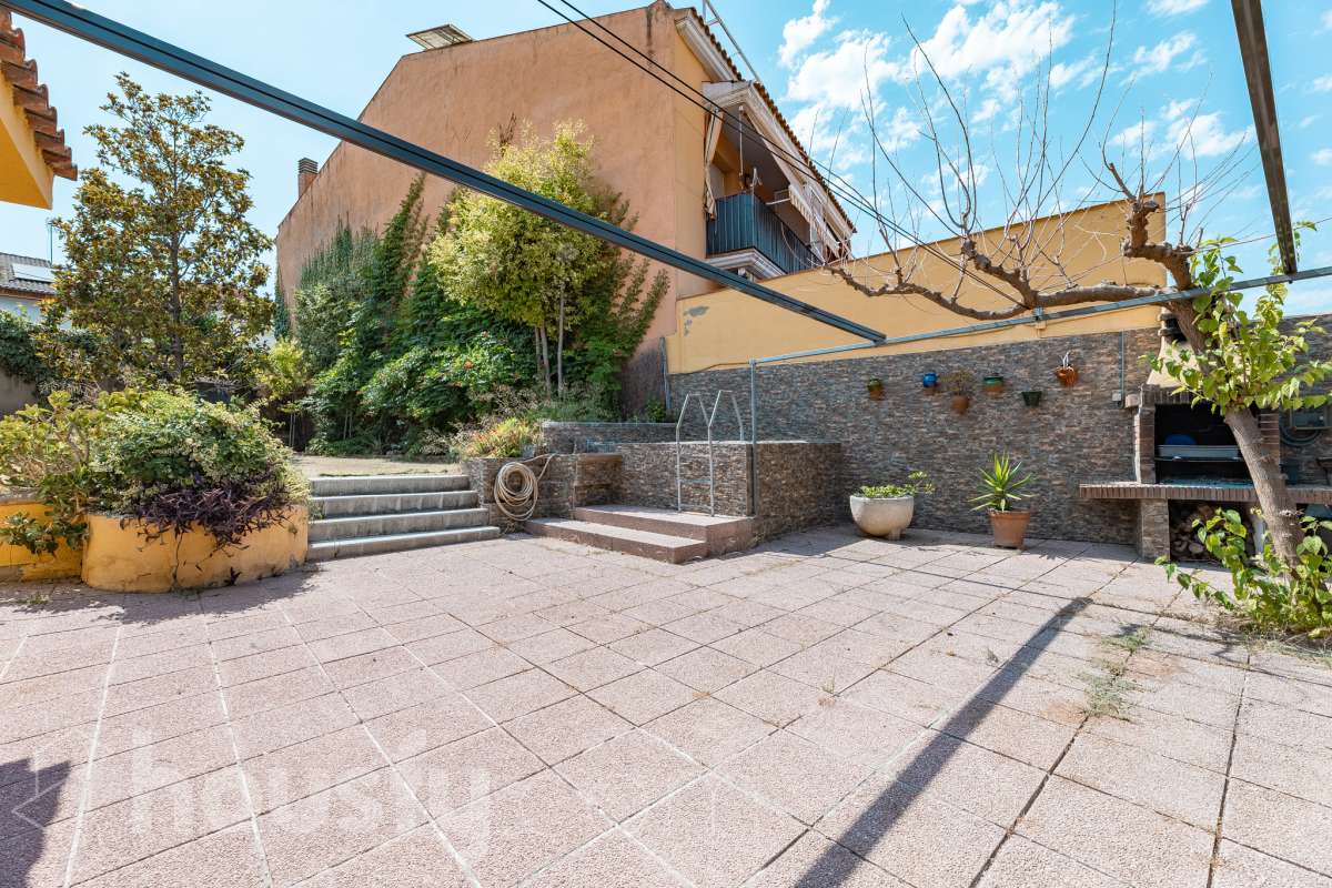 Housfy vende 🏡 amplia casa ubicada en Rubí, la cuál consta de 78m2 útiles (verificados con la Dirección General de Catastro). Construida en el año: 1974. Casa unifamiliar esquinera con piscina y amplio jardín en Ca n’Oriol, Rubí Te presentamos esta fantástica casa unifamiliar esquinera, situada en el barrio de Ca n’Oriol, en Rubí, ideal para quienes buscan tranquilidad, comodidad y disfrutar de espacios exteriores propios. La vivienda se distribuye en una sola planta, ofreciendo una distribución práctica y funcional. Dispone de un acogedor salón-comedor con chimenea, perfecto para disfrutar de momentos en familia, tres dormitorios, un baño completo y cocina. En el exterior encontrarás un agradable porche, piscina y un amplio espacio al aire libre para disfrutar del buen tiempo, organizar reuniones con familiares y amigos o crear tu propio rincón de relax. La propiedad cuenta con una superficie total de jardín de 392 m², que incluye el jardín propio de la vivienda y una parcela colindante, aportando un interesante espacio exterior con múltiples posibilidades. Además, disfruta de una ubicación práctica, con transporte público cercano y todos los servicios a tu alcance, como supermercados, farmacias, escuelas y comercios, facilitando el día a día sin necesidad de grandes desplazamientos. Una oportunidad ideal para quienes desean vivir en una casa independiente, sin escaleras y con jardín y piscina, en una zona residencial de Rubí. ¡Ven a descubrir todo su potencial y encuentra tu próximo hogar! Distribución de estancias -Salón-comedor -3 Dormitorios -1 Baño -Cocina equipada Características específicas -Ascensor -Armario -Aire acondicionado -Amueblado -Calefacción -Balcón -Terraza -Piscina -Jardín privado -1 Plaza de garaje Zona y entorno Respecto a la ubicación, se sitúa en Rubí, municipio de Barcelona. Esta propiedad se encuentra cerca de transporte público, colegios, supermercados y farmacias. Aviso legal El precio de venta no incluye gastos de la compraventa como notaría, registro, impuestos, ni tampoco honorarios agencia. Esta publicación no es vinculante. Consulta siempre la nota simple con Housfy antes de formalizar la compraventa. Sobre nosotros Housfy es la plataforma integral de servicios inmobiliarios. Nuestra combinación de expertos y tecnología pone al alcance de todo el mundo servicios cómodos, claros y seguros. AICAT número: 7922. Nos encargamos de la gestión y asesoramiento de la compra. ¡Olvídate de todo! Hacemos los trámites por ti. Y, si además necesitas financiación, ponemos a tu disposición un bróker hipotecario para ayudarte a conseguir las mejores condiciones para tu perfil económico. ¿Quieres visitarla? Contacta con Housfy y agenda tu visita sin compromiso. Más información en: housfy.com En cumplimiento de la Ley 8/2026 en Cataluña, el certificado de presencia o ausencia de amianto se encuentra en proceso de tramitación.-23