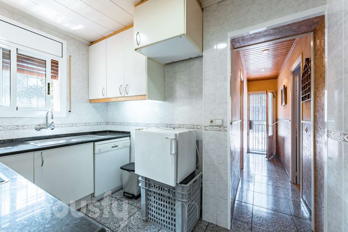 Housfy vende 🏡 amplia casa ubicada en Rubí, la cuál consta de 78m2 útiles (verificados con la Dirección General de Catastro). Construida en el año: 1974. Casa unifamiliar esquinera con piscina y amplio jardín en Ca n’Oriol, Rubí Te presentamos esta fantástica casa unifamiliar esquinera, situada en el barrio de Ca n’Oriol, en Rubí, ideal para quienes buscan tranquilidad, comodidad y disfrutar de espacios exteriores propios. La vivienda se distribuye en una sola planta, ofreciendo una distribución práctica y funcional. Dispone de un acogedor salón-comedor con chimenea, perfecto para disfrutar de momentos en familia, tres dormitorios, un baño completo y cocina. En el exterior encontrarás un agradable porche, piscina y un amplio espacio al aire libre para disfrutar del buen tiempo, organizar reuniones con familiares y amigos o crear tu propio rincón de relax. La propiedad cuenta con una superficie total de jardín de 392 m², que incluye el jardín propio de la vivienda y una parcela colindante, aportando un interesante espacio exterior con múltiples posibilidades. Además, disfruta de una ubicación práctica, con transporte público cercano y todos los servicios a tu alcance, como supermercados, farmacias, escuelas y comercios, facilitando el día a día sin necesidad de grandes desplazamientos. Una oportunidad ideal para quienes desean vivir en una casa independiente, sin escaleras y con jardín y piscina, en una zona residencial de Rubí. ¡Ven a descubrir todo su potencial y encuentra tu próximo hogar! Distribución de estancias -Salón-comedor -3 Dormitorios -1 Baño -Cocina equipada Características específicas -Ascensor -Armario -Aire acondicionado -Amueblado -Calefacción -Balcón -Terraza -Piscina -Jardín privado -1 Plaza de garaje Zona y entorno Respecto a la ubicación, se sitúa en Rubí, municipio de Barcelona. Esta propiedad se encuentra cerca de transporte público, colegios, supermercados y farmacias. Aviso legal El precio de venta no incluye gastos de la compraventa como notaría, registro, impuestos, ni tampoco honorarios agencia. Esta publicación no es vinculante. Consulta siempre la nota simple con Housfy antes de formalizar la compraventa. Sobre nosotros Housfy es la plataforma integral de servicios inmobiliarios. Nuestra combinación de expertos y tecnología pone al alcance de todo el mundo servicios cómodos, claros y seguros. AICAT número: 7922. Nos encargamos de la gestión y asesoramiento de la compra. ¡Olvídate de todo! Hacemos los trámites por ti. Y, si además necesitas financiación, ponemos a tu disposición un bróker hipotecario para ayudarte a conseguir las mejores condiciones para tu perfil económico. ¿Quieres visitarla? Contacta con Housfy y agenda tu visita sin compromiso. Más información en: housfy.com En cumplimiento de la Ley 8/2026 en Cataluña, el certificado de presencia o ausencia de amianto se encuentra en proceso de tramitación.-16