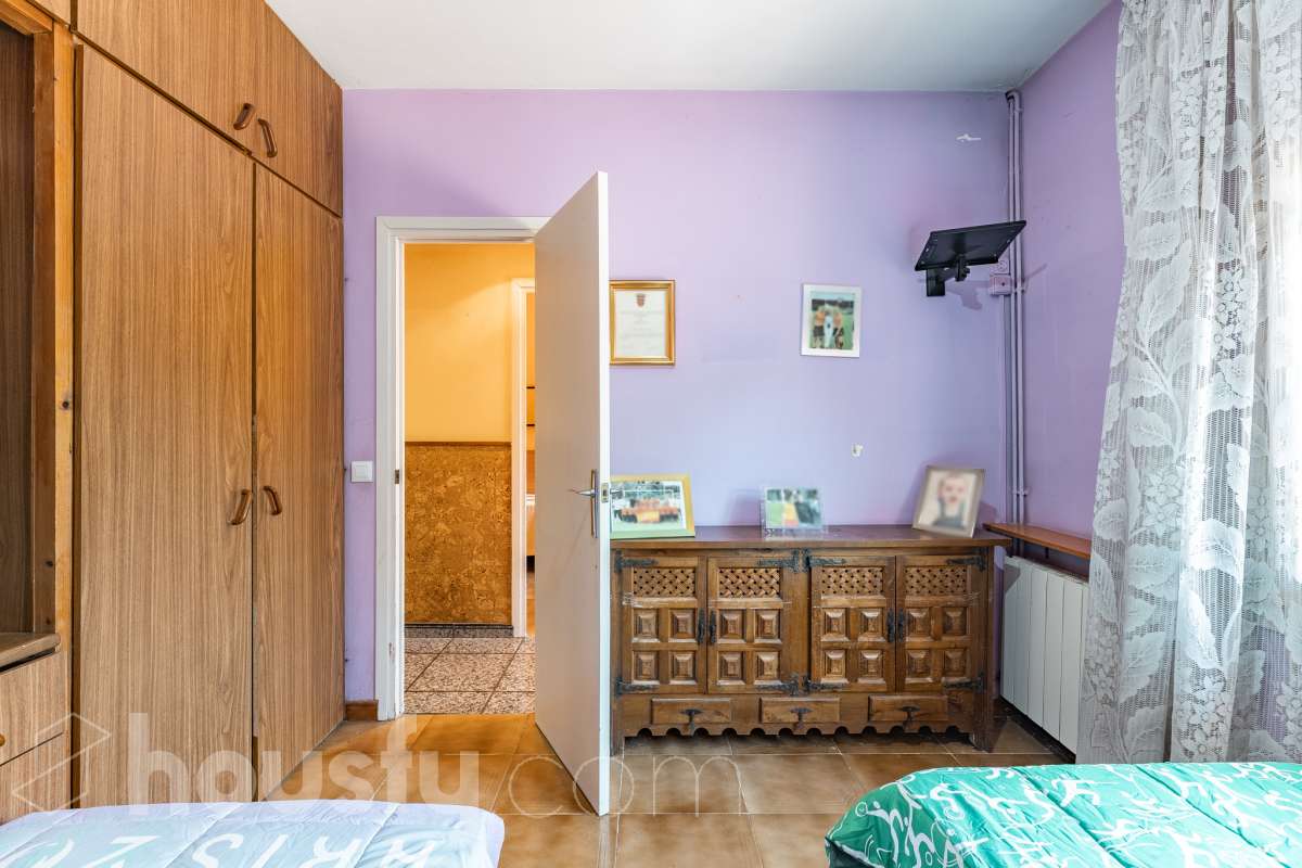 Housfy vende 🏡 amplia casa ubicada en Rubí, la cuál consta de 78m2 útiles (verificados con la Dirección General de Catastro). Construida en el año: 1974. Casa unifamiliar esquinera con piscina y amplio jardín en Ca n’Oriol, Rubí Te presentamos esta fantástica casa unifamiliar esquinera, situada en el barrio de Ca n’Oriol, en Rubí, ideal para quienes buscan tranquilidad, comodidad y disfrutar de espacios exteriores propios. La vivienda se distribuye en una sola planta, ofreciendo una distribución práctica y funcional. Dispone de un acogedor salón-comedor con chimenea, perfecto para disfrutar de momentos en familia, tres dormitorios, un baño completo y cocina. En el exterior encontrarás un agradable porche, piscina y un amplio espacio al aire libre para disfrutar del buen tiempo, organizar reuniones con familiares y amigos o crear tu propio rincón de relax. La propiedad cuenta con una superficie total de jardín de 392 m², que incluye el jardín propio de la vivienda y una parcela colindante, aportando un interesante espacio exterior con múltiples posibilidades. Además, disfruta de una ubicación práctica, con transporte público cercano y todos los servicios a tu alcance, como supermercados, farmacias, escuelas y comercios, facilitando el día a día sin necesidad de grandes desplazamientos. Una oportunidad ideal para quienes desean vivir en una casa independiente, sin escaleras y con jardín y piscina, en una zona residencial de Rubí. ¡Ven a descubrir todo su potencial y encuentra tu próximo hogar! Distribución de estancias -Salón-comedor -3 Dormitorios -1 Baño -Cocina equipada Características específicas -Ascensor -Armario -Aire acondicionado -Amueblado -Calefacción -Balcón -Terraza -Piscina -Jardín privado -1 Plaza de garaje Zona y entorno Respecto a la ubicación, se sitúa en Rubí, municipio de Barcelona. Esta propiedad se encuentra cerca de transporte público, colegios, supermercados y farmacias. Aviso legal El precio de venta no incluye gastos de la compraventa como notaría, registro, impuestos, ni tampoco honorarios agencia. Esta publicación no es vinculante. Consulta siempre la nota simple con Housfy antes de formalizar la compraventa. Sobre nosotros Housfy es la plataforma integral de servicios inmobiliarios. Nuestra combinación de expertos y tecnología pone al alcance de todo el mundo servicios cómodos, claros y seguros. AICAT número: 7922. Nos encargamos de la gestión y asesoramiento de la compra. ¡Olvídate de todo! Hacemos los trámites por ti. Y, si además necesitas financiación, ponemos a tu disposición un bróker hipotecario para ayudarte a conseguir las mejores condiciones para tu perfil económico. ¿Quieres visitarla? Contacta con Housfy y agenda tu visita sin compromiso. Más información en: housfy.com En cumplimiento de la Ley 8/2026 en Cataluña, el certificado de presencia o ausencia de amianto se encuentra en proceso de tramitación.-15