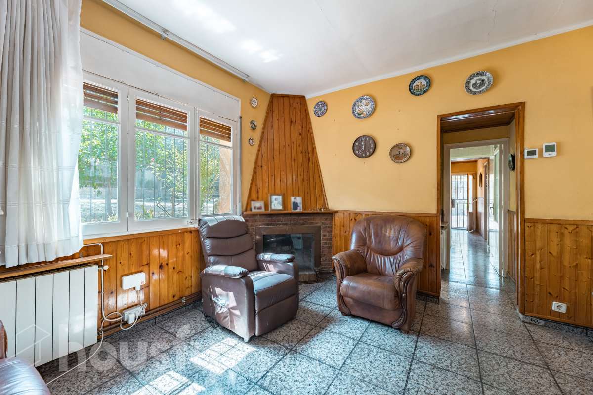 Housfy vende 🏡 amplia casa ubicada en Rubí, la cuál consta de 78m2 útiles (verificados con la Dirección General de Catastro). Construida en el año: 1974. Casa unifamiliar esquinera con piscina y amplio jardín en Ca n’Oriol, Rubí Te presentamos esta fantástica casa unifamiliar esquinera, situada en el barrio de Ca n’Oriol, en Rubí, ideal para quienes buscan tranquilidad, comodidad y disfrutar de espacios exteriores propios. La vivienda se distribuye en una sola planta, ofreciendo una distribución práctica y funcional. Dispone de un acogedor salón-comedor con chimenea, perfecto para disfrutar de momentos en familia, tres dormitorios, un baño completo y cocina. En el exterior encontrarás un agradable porche, piscina y un amplio espacio al aire libre para disfrutar del buen tiempo, organizar reuniones con familiares y amigos o crear tu propio rincón de relax. La propiedad cuenta con una superficie total de jardín de 392 m², que incluye el jardín propio de la vivienda y una parcela colindante, aportando un interesante espacio exterior con múltiples posibilidades. Además, disfruta de una ubicación práctica, con transporte público cercano y todos los servicios a tu alcance, como supermercados, farmacias, escuelas y comercios, facilitando el día a día sin necesidad de grandes desplazamientos. Una oportunidad ideal para quienes desean vivir en una casa independiente, sin escaleras y con jardín y piscina, en una zona residencial de Rubí. ¡Ven a descubrir todo su potencial y encuentra tu próximo hogar! Distribución de estancias -Salón-comedor -3 Dormitorios -1 Baño -Cocina equipada Características específicas -Ascensor -Armario -Aire acondicionado -Amueblado -Calefacción -Balcón -Terraza -Piscina -Jardín privado -1 Plaza de garaje Zona y entorno Respecto a la ubicación, se sitúa en Rubí, municipio de Barcelona. Esta propiedad se encuentra cerca de transporte público, colegios, supermercados y farmacias. Aviso legal El precio de venta no incluye gastos de la compraventa como notaría, registro, impuestos, ni tampoco honorarios agencia. Esta publicación no es vinculante. Consulta siempre la nota simple con Housfy antes de formalizar la compraventa. Sobre nosotros Housfy es la plataforma integral de servicios inmobiliarios. Nuestra combinación de expertos y tecnología pone al alcance de todo el mundo servicios cómodos, claros y seguros. AICAT número: 7922. Nos encargamos de la gestión y asesoramiento de la compra. ¡Olvídate de todo! Hacemos los trámites por ti. Y, si además necesitas financiación, ponemos a tu disposición un bróker hipotecario para ayudarte a conseguir las mejores condiciones para tu perfil económico. ¿Quieres visitarla? Contacta con Housfy y agenda tu visita sin compromiso. Más información en: housfy.com En cumplimiento de la Ley 8/2026 en Cataluña, el certificado de presencia o ausencia de amianto se encuentra en proceso de tramitación.-7