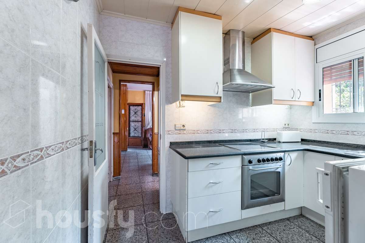 Housfy vende 🏡 amplia casa ubicada en Rubí, la cuál consta de 78m2 útiles (verificados con la Dirección General de Catastro). Construida en el año: 1974. Casa unifamiliar esquinera con piscina y amplio jardín en Ca n’Oriol, Rubí Te presentamos esta fantástica casa unifamiliar esquinera, situada en el barrio de Ca n’Oriol, en Rubí, ideal para quienes buscan tranquilidad, comodidad y disfrutar de espacios exteriores propios. La vivienda se distribuye en una sola planta, ofreciendo una distribución práctica y funcional. Dispone de un acogedor salón-comedor con chimenea, perfecto para disfrutar de momentos en familia, tres dormitorios, un baño completo y cocina. En el exterior encontrarás un agradable porche, piscina y un amplio espacio al aire libre para disfrutar del buen tiempo, organizar reuniones con familiares y amigos o crear tu propio rincón de relax. La propiedad cuenta con una superficie total de jardín de 392 m², que incluye el jardín propio de la vivienda y una parcela colindante, aportando un interesante espacio exterior con múltiples posibilidades. Además, disfruta de una ubicación práctica, con transporte público cercano y todos los servicios a tu alcance, como supermercados, farmacias, escuelas y comercios, facilitando el día a día sin necesidad de grandes desplazamientos. Una oportunidad ideal para quienes desean vivir en una casa independiente, sin escaleras y con jardín y piscina, en una zona residencial de Rubí. ¡Ven a descubrir todo su potencial y encuentra tu próximo hogar! Distribución de estancias -Salón-comedor -3 Dormitorios -1 Baño -Cocina equipada Características específicas -Ascensor -Armario -Aire acondicionado -Amueblado -Calefacción -Balcón -Terraza -Piscina -Jardín privado -1 Plaza de garaje Zona y entorno Respecto a la ubicación, se sitúa en Rubí, municipio de Barcelona. Esta propiedad se encuentra cerca de transporte público, colegios, supermercados y farmacias. Aviso legal El precio de venta no incluye gastos de la compraventa como notaría, registro, impuestos, ni tampoco honorarios agencia. Esta publicación no es vinculante. Consulta siempre la nota simple con Housfy antes de formalizar la compraventa. Sobre nosotros Housfy es la plataforma integral de servicios inmobiliarios. Nuestra combinación de expertos y tecnología pone al alcance de todo el mundo servicios cómodos, claros y seguros. AICAT número: 7922. Nos encargamos de la gestión y asesoramiento de la compra. ¡Olvídate de todo! Hacemos los trámites por ti. Y, si además necesitas financiación, ponemos a tu disposición un bróker hipotecario para ayudarte a conseguir las mejores condiciones para tu perfil económico. ¿Quieres visitarla? Contacta con Housfy y agenda tu visita sin compromiso. Más información en: housfy.com En cumplimiento de la Ley 8/2026 en Cataluña, el certificado de presencia o ausencia de amianto se encuentra en proceso de tramitación.-18