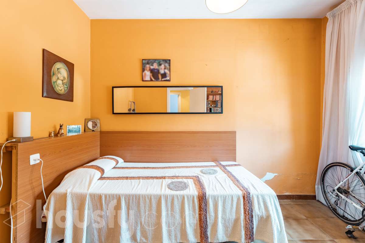 Housfy vende 🏡 amplia casa ubicada en Rubí, la cuál consta de 78m2 útiles (verificados con la Dirección General de Catastro). Construida en el año: 1974. Casa unifamiliar esquinera con piscina y amplio jardín en Ca n’Oriol, Rubí Te presentamos esta fantástica casa unifamiliar esquinera, situada en el barrio de Ca n’Oriol, en Rubí, ideal para quienes buscan tranquilidad, comodidad y disfrutar de espacios exteriores propios. La vivienda se distribuye en una sola planta, ofreciendo una distribución práctica y funcional. Dispone de un acogedor salón-comedor con chimenea, perfecto para disfrutar de momentos en familia, tres dormitorios, un baño completo y cocina. En el exterior encontrarás un agradable porche, piscina y un amplio espacio al aire libre para disfrutar del buen tiempo, organizar reuniones con familiares y amigos o crear tu propio rincón de relax. La propiedad cuenta con una superficie total de jardín de 392 m², que incluye el jardín propio de la vivienda y una parcela colindante, aportando un interesante espacio exterior con múltiples posibilidades. Además, disfruta de una ubicación práctica, con transporte público cercano y todos los servicios a tu alcance, como supermercados, farmacias, escuelas y comercios, facilitando el día a día sin necesidad de grandes desplazamientos. Una oportunidad ideal para quienes desean vivir en una casa independiente, sin escaleras y con jardín y piscina, en una zona residencial de Rubí. ¡Ven a descubrir todo su potencial y encuentra tu próximo hogar! Distribución de estancias -Salón-comedor -3 Dormitorios -1 Baño -Cocina equipada Características específicas -Ascensor -Armario -Aire acondicionado -Amueblado -Calefacción -Balcón -Terraza -Piscina -Jardín privado -1 Plaza de garaje Zona y entorno Respecto a la ubicación, se sitúa en Rubí, municipio de Barcelona. Esta propiedad se encuentra cerca de transporte público, colegios, supermercados y farmacias. Aviso legal El precio de venta no incluye gastos de la compraventa como notaría, registro, impuestos, ni tampoco honorarios agencia. Esta publicación no es vinculante. Consulta siempre la nota simple con Housfy antes de formalizar la compraventa. Sobre nosotros Housfy es la plataforma integral de servicios inmobiliarios. Nuestra combinación de expertos y tecnología pone al alcance de todo el mundo servicios cómodos, claros y seguros. AICAT número: 7922. Nos encargamos de la gestión y asesoramiento de la compra. ¡Olvídate de todo! Hacemos los trámites por ti. Y, si además necesitas financiación, ponemos a tu disposición un bróker hipotecario para ayudarte a conseguir las mejores condiciones para tu perfil económico. ¿Quieres visitarla? Contacta con Housfy y agenda tu visita sin compromiso. Más información en: housfy.com En cumplimiento de la Ley 8/2026 en Cataluña, el certificado de presencia o ausencia de amianto se encuentra en proceso de tramitación.-8