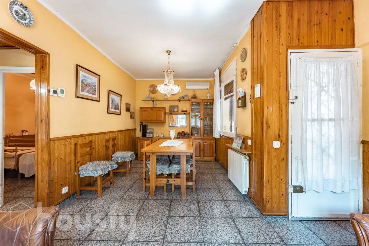Housfy vende 🏡 amplia casa ubicada en Rubí, la cuál consta de 78m2 útiles (verificados con la Dirección General de Catastro). Construida en el año: 1974. Casa unifamiliar esquinera con piscina y amplio jardín en Ca n’Oriol, Rubí Te presentamos esta fantástica casa unifamiliar esquinera, situada en el barrio de Ca n’Oriol, en Rubí, ideal para quienes buscan tranquilidad, comodidad y disfrutar de espacios exteriores propios. La vivienda se distribuye en una sola planta, ofreciendo una distribución práctica y funcional. Dispone de un acogedor salón-comedor con chimenea, perfecto para disfrutar de momentos en familia, tres dormitorios, un baño completo y cocina. En el exterior encontrarás un agradable porche, piscina y un amplio espacio al aire libre para disfrutar del buen tiempo, organizar reuniones con familiares y amigos o crear tu propio rincón de relax. La propiedad cuenta con una superficie total de jardín de 392 m², que incluye el jardín propio de la vivienda y una parcela colindante, aportando un interesante espacio exterior con múltiples posibilidades. Además, disfruta de una ubicación práctica, con transporte público cercano y todos los servicios a tu alcance, como supermercados, farmacias, escuelas y comercios, facilitando el día a día sin necesidad de grandes desplazamientos. Una oportunidad ideal para quienes desean vivir en una casa independiente, sin escaleras y con jardín y piscina, en una zona residencial de Rubí. ¡Ven a descubrir todo su potencial y encuentra tu próximo hogar! Distribución de estancias -Salón-comedor -3 Dormitorios -1 Baño -Cocina equipada Características específicas -Ascensor -Armario -Aire acondicionado -Amueblado -Calefacción -Balcón -Terraza -Piscina -Jardín privado -1 Plaza de garaje Zona y entorno Respecto a la ubicación, se sitúa en Rubí, municipio de Barcelona. Esta propiedad se encuentra cerca de transporte público, colegios, supermercados y farmacias. Aviso legal El precio de venta no incluye gastos de la compraventa como notaría, registro, impuestos, ni tampoco honorarios agencia. Esta publicación no es vinculante. Consulta siempre la nota simple con Housfy antes de formalizar la compraventa. Sobre nosotros Housfy es la plataforma integral de servicios inmobiliarios. Nuestra combinación de expertos y tecnología pone al alcance de todo el mundo servicios cómodos, claros y seguros. AICAT número: 7922. Nos encargamos de la gestión y asesoramiento de la compra. ¡Olvídate de todo! Hacemos los trámites por ti. Y, si además necesitas financiación, ponemos a tu disposición un bróker hipotecario para ayudarte a conseguir las mejores condiciones para tu perfil económico. ¿Quieres visitarla? Contacta con Housfy y agenda tu visita sin compromiso. Más información en: housfy.com En cumplimiento de la Ley 8/2026 en Cataluña, el certificado de presencia o ausencia de amianto se encuentra en proceso de tramitación.-3