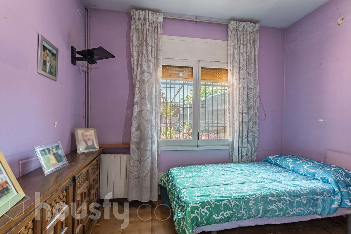 Housfy vende 🏡 amplia casa ubicada en Rubí, la cuál consta de 78m2 útiles (verificados con la Dirección General de Catastro). Construida en el año: 1974. Casa unifamiliar esquinera con piscina y amplio jardín en Ca n’Oriol, Rubí Te presentamos esta fantástica casa unifamiliar esquinera, situada en el barrio de Ca n’Oriol, en Rubí, ideal para quienes buscan tranquilidad, comodidad y disfrutar de espacios exteriores propios. La vivienda se distribuye en una sola planta, ofreciendo una distribución práctica y funcional. Dispone de un acogedor salón-comedor con chimenea, perfecto para disfrutar de momentos en familia, tres dormitorios, un baño completo y cocina. En el exterior encontrarás un agradable porche, piscina y un amplio espacio al aire libre para disfrutar del buen tiempo, organizar reuniones con familiares y amigos o crear tu propio rincón de relax. La propiedad cuenta con una superficie total de jardín de 392 m², que incluye el jardín propio de la vivienda y una parcela colindante, aportando un interesante espacio exterior con múltiples posibilidades. Además, disfruta de una ubicación práctica, con transporte público cercano y todos los servicios a tu alcance, como supermercados, farmacias, escuelas y comercios, facilitando el día a día sin necesidad de grandes desplazamientos. Una oportunidad ideal para quienes desean vivir en una casa independiente, sin escaleras y con jardín y piscina, en una zona residencial de Rubí. ¡Ven a descubrir todo su potencial y encuentra tu próximo hogar! Distribución de estancias -Salón-comedor -3 Dormitorios -1 Baño -Cocina equipada Características específicas -Ascensor -Armario -Aire acondicionado -Amueblado -Calefacción -Balcón -Terraza -Piscina -Jardín privado -1 Plaza de garaje Zona y entorno Respecto a la ubicación, se sitúa en Rubí, municipio de Barcelona. Esta propiedad se encuentra cerca de transporte público, colegios, supermercados y farmacias. Aviso legal El precio de venta no incluye gastos de la compraventa como notaría, registro, impuestos, ni tampoco honorarios agencia. Esta publicación no es vinculante. Consulta siempre la nota simple con Housfy antes de formalizar la compraventa. Sobre nosotros Housfy es la plataforma integral de servicios inmobiliarios. Nuestra combinación de expertos y tecnología pone al alcance de todo el mundo servicios cómodos, claros y seguros. AICAT número: 7922. Nos encargamos de la gestión y asesoramiento de la compra. ¡Olvídate de todo! Hacemos los trámites por ti. Y, si además necesitas financiación, ponemos a tu disposición un bróker hipotecario para ayudarte a conseguir las mejores condiciones para tu perfil económico. ¿Quieres visitarla? Contacta con Housfy y agenda tu visita sin compromiso. Más información en: housfy.com En cumplimiento de la Ley 8/2026 en Cataluña, el certificado de presencia o ausencia de amianto se encuentra en proceso de tramitación.-14