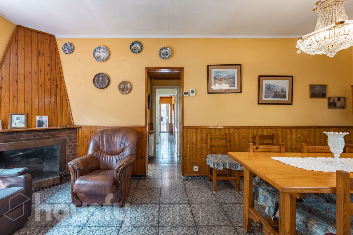 Housfy vende 🏡 amplia casa ubicada en Rubí, la cuál consta de 78m2 útiles (verificados con la Dirección General de Catastro). Construida en el año: 1974. Casa unifamiliar esquinera con piscina y amplio jardín en Ca n’Oriol, Rubí Te presentamos esta fantástica casa unifamiliar esquinera, situada en el barrio de Ca n’Oriol, en Rubí, ideal para quienes buscan tranquilidad, comodidad y disfrutar de espacios exteriores propios. La vivienda se distribuye en una sola planta, ofreciendo una distribución práctica y funcional. Dispone de un acogedor salón-comedor con chimenea, perfecto para disfrutar de momentos en familia, tres dormitorios, un baño completo y cocina. En el exterior encontrarás un agradable porche, piscina y un amplio espacio al aire libre para disfrutar del buen tiempo, organizar reuniones con familiares y amigos o crear tu propio rincón de relax. La propiedad cuenta con una superficie total de jardín de 392 m², que incluye el jardín propio de la vivienda y una parcela colindante, aportando un interesante espacio exterior con múltiples posibilidades. Además, disfruta de una ubicación práctica, con transporte público cercano y todos los servicios a tu alcance, como supermercados, farmacias, escuelas y comercios, facilitando el día a día sin necesidad de grandes desplazamientos. Una oportunidad ideal para quienes desean vivir en una casa independiente, sin escaleras y con jardín y piscina, en una zona residencial de Rubí. ¡Ven a descubrir todo su potencial y encuentra tu próximo hogar! Distribución de estancias -Salón-comedor -3 Dormitorios -1 Baño -Cocina equipada Características específicas -Ascensor -Armario -Aire acondicionado -Amueblado -Calefacción -Balcón -Terraza -Piscina -Jardín privado -1 Plaza de garaje Zona y entorno Respecto a la ubicación, se sitúa en Rubí, municipio de Barcelona. Esta propiedad se encuentra cerca de transporte público, colegios, supermercados y farmacias. Aviso legal El precio de venta no incluye gastos de la compraventa como notaría, registro, impuestos, ni tampoco honorarios agencia. Esta publicación no es vinculante. Consulta siempre la nota simple con Housfy antes de formalizar la compraventa. Sobre nosotros Housfy es la plataforma integral de servicios inmobiliarios. Nuestra combinación de expertos y tecnología pone al alcance de todo el mundo servicios cómodos, claros y seguros. AICAT número: 7922. Nos encargamos de la gestión y asesoramiento de la compra. ¡Olvídate de todo! Hacemos los trámites por ti. Y, si además necesitas financiación, ponemos a tu disposición un bróker hipotecario para ayudarte a conseguir las mejores condiciones para tu perfil económico. ¿Quieres visitarla? Contacta con Housfy y agenda tu visita sin compromiso. Más información en: housfy.com En cumplimiento de la Ley 8/2026 en Cataluña, el certificado de presencia o ausencia de amianto se encuentra en proceso de tramitación.-6