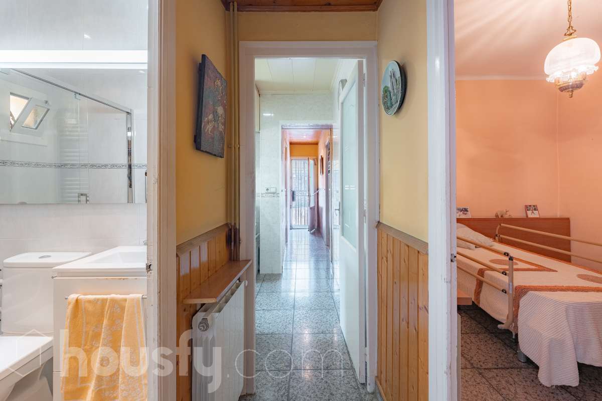 Housfy vende 🏡 amplia casa ubicada en Rubí, la cuál consta de 78m2 útiles (verificados con la Dirección General de Catastro). Construida en el año: 1974. Casa unifamiliar esquinera con piscina y amplio jardín en Ca n’Oriol, Rubí Te presentamos esta fantástica casa unifamiliar esquinera, situada en el barrio de Ca n’Oriol, en Rubí, ideal para quienes buscan tranquilidad, comodidad y disfrutar de espacios exteriores propios. La vivienda se distribuye en una sola planta, ofreciendo una distribución práctica y funcional. Dispone de un acogedor salón-comedor con chimenea, perfecto para disfrutar de momentos en familia, tres dormitorios, un baño completo y cocina. En el exterior encontrarás un agradable porche, piscina y un amplio espacio al aire libre para disfrutar del buen tiempo, organizar reuniones con familiares y amigos o crear tu propio rincón de relax. La propiedad cuenta con una superficie total de jardín de 392 m², que incluye el jardín propio de la vivienda y una parcela colindante, aportando un interesante espacio exterior con múltiples posibilidades. Además, disfruta de una ubicación práctica, con transporte público cercano y todos los servicios a tu alcance, como supermercados, farmacias, escuelas y comercios, facilitando el día a día sin necesidad de grandes desplazamientos. Una oportunidad ideal para quienes desean vivir en una casa independiente, sin escaleras y con jardín y piscina, en una zona residencial de Rubí. ¡Ven a descubrir todo su potencial y encuentra tu próximo hogar! Distribución de estancias -Salón-comedor -3 Dormitorios -1 Baño -Cocina equipada Características específicas -Ascensor -Armario -Aire acondicionado -Amueblado -Calefacción -Balcón -Terraza -Piscina -Jardín privado -1 Plaza de garaje Zona y entorno Respecto a la ubicación, se sitúa en Rubí, municipio de Barcelona. Esta propiedad se encuentra cerca de transporte público, colegios, supermercados y farmacias. Aviso legal El precio de venta no incluye gastos de la compraventa como notaría, registro, impuestos, ni tampoco honorarios agencia. Esta publicación no es vinculante. Consulta siempre la nota simple con Housfy antes de formalizar la compraventa. Sobre nosotros Housfy es la plataforma integral de servicios inmobiliarios. Nuestra combinación de expertos y tecnología pone al alcance de todo el mundo servicios cómodos, claros y seguros. AICAT número: 7922. Nos encargamos de la gestión y asesoramiento de la compra. ¡Olvídate de todo! Hacemos los trámites por ti. Y, si además necesitas financiación, ponemos a tu disposición un bróker hipotecario para ayudarte a conseguir las mejores condiciones para tu perfil económico. ¿Quieres visitarla? Contacta con Housfy y agenda tu visita sin compromiso. Más información en: housfy.com En cumplimiento de la Ley 8/2026 en Cataluña, el certificado de presencia o ausencia de amianto se encuentra en proceso de tramitación.-39
