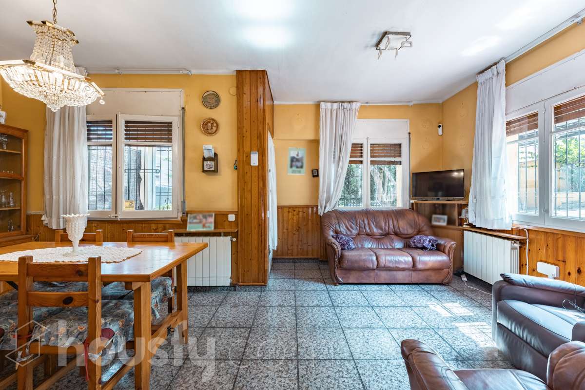 Housfy vende 🏡 amplia casa ubicada en Rubí, la cuál consta de 78m2 útiles (verificados con la Dirección General de Catastro). Construida en el año: 1974. Casa unifamiliar esquinera con piscina y amplio jardín en Ca n’Oriol, Rubí Te presentamos esta fantástica casa unifamiliar esquinera, situada en el barrio de Ca n’Oriol, en Rubí, ideal para quienes buscan tranquilidad, comodidad y disfrutar de espacios exteriores propios. La vivienda se distribuye en una sola planta, ofreciendo una distribución práctica y funcional. Dispone de un acogedor salón-comedor con chimenea, perfecto para disfrutar de momentos en familia, tres dormitorios, un baño completo y cocina. En el exterior encontrarás un agradable porche, piscina y un amplio espacio al aire libre para disfrutar del buen tiempo, organizar reuniones con familiares y amigos o crear tu propio rincón de relax. La propiedad cuenta con una superficie total de jardín de 392 m², que incluye el jardín propio de la vivienda y una parcela colindante, aportando un interesante espacio exterior con múltiples posibilidades. Además, disfruta de una ubicación práctica, con transporte público cercano y todos los servicios a tu alcance, como supermercados, farmacias, escuelas y comercios, facilitando el día a día sin necesidad de grandes desplazamientos. Una oportunidad ideal para quienes desean vivir en una casa independiente, sin escaleras y con jardín y piscina, en una zona residencial de Rubí. ¡Ven a descubrir todo su potencial y encuentra tu próximo hogar! Distribución de estancias -Salón-comedor -3 Dormitorios -1 Baño -Cocina equipada Características específicas -Ascensor -Armario -Aire acondicionado -Amueblado -Calefacción -Balcón -Terraza -Piscina -Jardín privado -1 Plaza de garaje Zona y entorno Respecto a la ubicación, se sitúa en Rubí, municipio de Barcelona. Esta propiedad se encuentra cerca de transporte público, colegios, supermercados y farmacias. Aviso legal El precio de venta no incluye gastos de la compraventa como notaría, registro, impuestos, ni tampoco honorarios agencia. Esta publicación no es vinculante. Consulta siempre la nota simple con Housfy antes de formalizar la compraventa. Sobre nosotros Housfy es la plataforma integral de servicios inmobiliarios. Nuestra combinación de expertos y tecnología pone al alcance de todo el mundo servicios cómodos, claros y seguros. AICAT número: 7922. Nos encargamos de la gestión y asesoramiento de la compra. ¡Olvídate de todo! Hacemos los trámites por ti. Y, si además necesitas financiación, ponemos a tu disposición un bróker hipotecario para ayudarte a conseguir las mejores condiciones para tu perfil económico. ¿Quieres visitarla? Contacta con Housfy y agenda tu visita sin compromiso. Más información en: housfy.com En cumplimiento de la Ley 8/2026 en Cataluña, el certificado de presencia o ausencia de amianto se encuentra en proceso de tramitación.-5