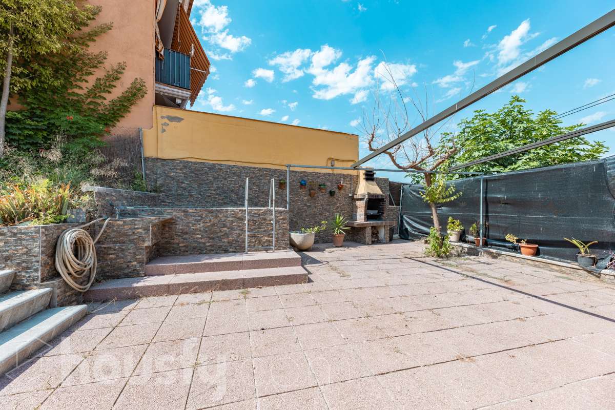 Housfy vende 🏡 amplia casa ubicada en Rubí, la cuál consta de 78m2 útiles (verificados con la Dirección General de Catastro). Construida en el año: 1974. Casa unifamiliar esquinera con piscina y amplio jardín en Ca n’Oriol, Rubí Te presentamos esta fantástica casa unifamiliar esquinera, situada en el barrio de Ca n’Oriol, en Rubí, ideal para quienes buscan tranquilidad, comodidad y disfrutar de espacios exteriores propios. La vivienda se distribuye en una sola planta, ofreciendo una distribución práctica y funcional. Dispone de un acogedor salón-comedor con chimenea, perfecto para disfrutar de momentos en familia, tres dormitorios, un baño completo y cocina. En el exterior encontrarás un agradable porche, piscina y un amplio espacio al aire libre para disfrutar del buen tiempo, organizar reuniones con familiares y amigos o crear tu propio rincón de relax. La propiedad cuenta con una superficie total de jardín de 392 m², que incluye el jardín propio de la vivienda y una parcela colindante, aportando un interesante espacio exterior con múltiples posibilidades. Además, disfruta de una ubicación práctica, con transporte público cercano y todos los servicios a tu alcance, como supermercados, farmacias, escuelas y comercios, facilitando el día a día sin necesidad de grandes desplazamientos. Una oportunidad ideal para quienes desean vivir en una casa independiente, sin escaleras y con jardín y piscina, en una zona residencial de Rubí. ¡Ven a descubrir todo su potencial y encuentra tu próximo hogar! Distribución de estancias -Salón-comedor -3 Dormitorios -1 Baño -Cocina equipada Características específicas -Ascensor -Armario -Aire acondicionado -Amueblado -Calefacción -Balcón -Terraza -Piscina -Jardín privado -1 Plaza de garaje Zona y entorno Respecto a la ubicación, se sitúa en Rubí, municipio de Barcelona. Esta propiedad se encuentra cerca de transporte público, colegios, supermercados y farmacias. Aviso legal El precio de venta no incluye gastos de la compraventa como notaría, registro, impuestos, ni tampoco honorarios agencia. Esta publicación no es vinculante. Consulta siempre la nota simple con Housfy antes de formalizar la compraventa. Sobre nosotros Housfy es la plataforma integral de servicios inmobiliarios. Nuestra combinación de expertos y tecnología pone al alcance de todo el mundo servicios cómodos, claros y seguros. AICAT número: 7922. Nos encargamos de la gestión y asesoramiento de la compra. ¡Olvídate de todo! Hacemos los trámites por ti. Y, si además necesitas financiación, ponemos a tu disposición un bróker hipotecario para ayudarte a conseguir las mejores condiciones para tu perfil económico. ¿Quieres visitarla? Contacta con Housfy y agenda tu visita sin compromiso. Más información en: housfy.com En cumplimiento de la Ley 8/2026 en Cataluña, el certificado de presencia o ausencia de amianto se encuentra en proceso de tramitación.-37