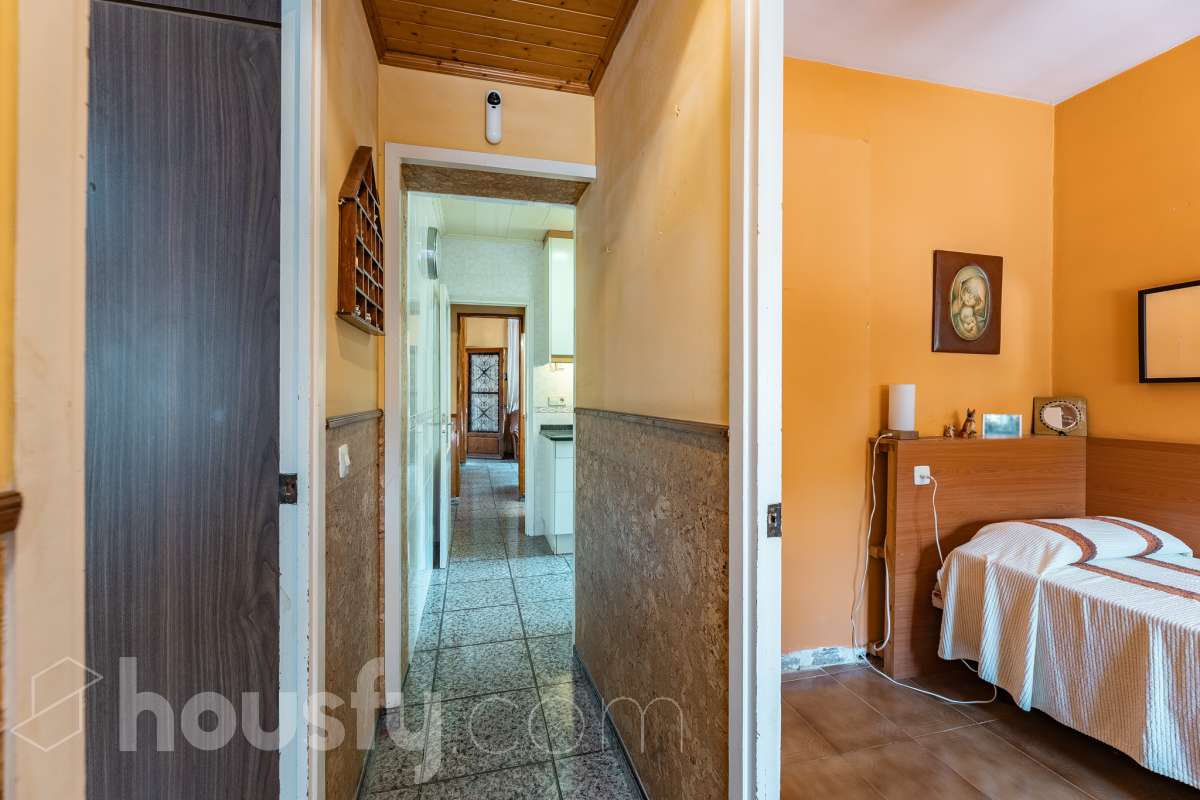 Housfy vende 🏡 amplia casa ubicada en Rubí, la cuál consta de 78m2 útiles (verificados con la Dirección General de Catastro). Construida en el año: 1974. Casa unifamiliar esquinera con piscina y amplio jardín en Ca n’Oriol, Rubí Te presentamos esta fantástica casa unifamiliar esquinera, situada en el barrio de Ca n’Oriol, en Rubí, ideal para quienes buscan tranquilidad, comodidad y disfrutar de espacios exteriores propios. La vivienda se distribuye en una sola planta, ofreciendo una distribución práctica y funcional. Dispone de un acogedor salón-comedor con chimenea, perfecto para disfrutar de momentos en familia, tres dormitorios, un baño completo y cocina. En el exterior encontrarás un agradable porche, piscina y un amplio espacio al aire libre para disfrutar del buen tiempo, organizar reuniones con familiares y amigos o crear tu propio rincón de relax. La propiedad cuenta con una superficie total de jardín de 392 m², que incluye el jardín propio de la vivienda y una parcela colindante, aportando un interesante espacio exterior con múltiples posibilidades. Además, disfruta de una ubicación práctica, con transporte público cercano y todos los servicios a tu alcance, como supermercados, farmacias, escuelas y comercios, facilitando el día a día sin necesidad de grandes desplazamientos. Una oportunidad ideal para quienes desean vivir en una casa independiente, sin escaleras y con jardín y piscina, en una zona residencial de Rubí. ¡Ven a descubrir todo su potencial y encuentra tu próximo hogar! Distribución de estancias -Salón-comedor -3 Dormitorios -1 Baño -Cocina equipada Características específicas -Ascensor -Armario -Aire acondicionado -Amueblado -Calefacción -Balcón -Terraza -Piscina -Jardín privado -1 Plaza de garaje Zona y entorno Respecto a la ubicación, se sitúa en Rubí, municipio de Barcelona. Esta propiedad se encuentra cerca de transporte público, colegios, supermercados y farmacias. Aviso legal El precio de venta no incluye gastos de la compraventa como notaría, registro, impuestos, ni tampoco honorarios agencia. Esta publicación no es vinculante. Consulta siempre la nota simple con Housfy antes de formalizar la compraventa. Sobre nosotros Housfy es la plataforma integral de servicios inmobiliarios. Nuestra combinación de expertos y tecnología pone al alcance de todo el mundo servicios cómodos, claros y seguros. AICAT número: 7922. Nos encargamos de la gestión y asesoramiento de la compra. ¡Olvídate de todo! Hacemos los trámites por ti. Y, si además necesitas financiación, ponemos a tu disposición un bróker hipotecario para ayudarte a conseguir las mejores condiciones para tu perfil económico. ¿Quieres visitarla? Contacta con Housfy y agenda tu visita sin compromiso. Más información en: housfy.com En cumplimiento de la Ley 8/2026 en Cataluña, el certificado de presencia o ausencia de amianto se encuentra en proceso de tramitación.-38