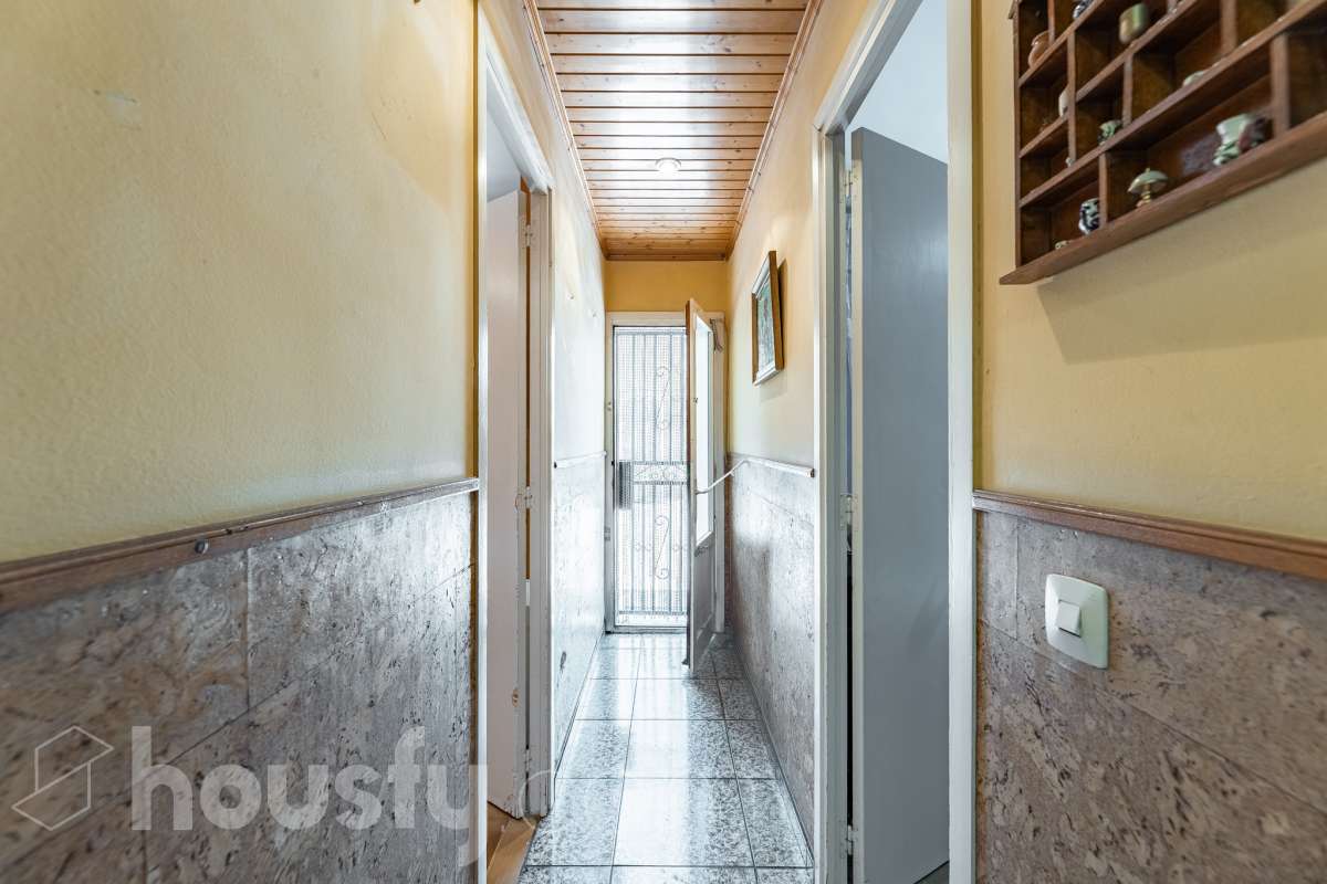 Housfy vende 🏡 amplia casa ubicada en Rubí, la cuál consta de 78m2 útiles (verificados con la Dirección General de Catastro). Construida en el año: 1974. Casa unifamiliar esquinera con piscina y amplio jardín en Ca n’Oriol, Rubí Te presentamos esta fantástica casa unifamiliar esquinera, situada en el barrio de Ca n’Oriol, en Rubí, ideal para quienes buscan tranquilidad, comodidad y disfrutar de espacios exteriores propios. La vivienda se distribuye en una sola planta, ofreciendo una distribución práctica y funcional. Dispone de un acogedor salón-comedor con chimenea, perfecto para disfrutar de momentos en familia, tres dormitorios, un baño completo y cocina. En el exterior encontrarás un agradable porche, piscina y un amplio espacio al aire libre para disfrutar del buen tiempo, organizar reuniones con familiares y amigos o crear tu propio rincón de relax. La propiedad cuenta con una superficie total de jardín de 392 m², que incluye el jardín propio de la vivienda y una parcela colindante, aportando un interesante espacio exterior con múltiples posibilidades. Además, disfruta de una ubicación práctica, con transporte público cercano y todos los servicios a tu alcance, como supermercados, farmacias, escuelas y comercios, facilitando el día a día sin necesidad de grandes desplazamientos. Una oportunidad ideal para quienes desean vivir en una casa independiente, sin escaleras y con jardín y piscina, en una zona residencial de Rubí. ¡Ven a descubrir todo su potencial y encuentra tu próximo hogar! Distribución de estancias -Salón-comedor -3 Dormitorios -1 Baño -Cocina equipada Características específicas -Ascensor -Armario -Aire acondicionado -Amueblado -Calefacción -Balcón -Terraza -Piscina -Jardín privado -1 Plaza de garaje Zona y entorno Respecto a la ubicación, se sitúa en Rubí, municipio de Barcelona. Esta propiedad se encuentra cerca de transporte público, colegios, supermercados y farmacias. Aviso legal El precio de venta no incluye gastos de la compraventa como notaría, registro, impuestos, ni tampoco honorarios agencia. Esta publicación no es vinculante. Consulta siempre la nota simple con Housfy antes de formalizar la compraventa. Sobre nosotros Housfy es la plataforma integral de servicios inmobiliarios. Nuestra combinación de expertos y tecnología pone al alcance de todo el mundo servicios cómodos, claros y seguros. AICAT número: 7922. Nos encargamos de la gestión y asesoramiento de la compra. ¡Olvídate de todo! Hacemos los trámites por ti. Y, si además necesitas financiación, ponemos a tu disposición un bróker hipotecario para ayudarte a conseguir las mejores condiciones para tu perfil económico. ¿Quieres visitarla? Contacta con Housfy y agenda tu visita sin compromiso. Más información en: housfy.com En cumplimiento de la Ley 8/2026 en Cataluña, el certificado de presencia o ausencia de amianto se encuentra en proceso de tramitación.-40