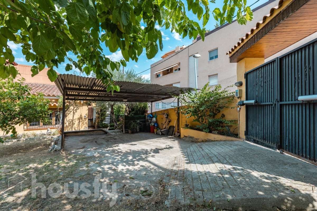 Housfy vende 🏡 amplia casa ubicada en Rubí, la cuál consta de 78m2 útiles (verificados con la Dirección General de Catastro). Construida en el año: 1974. Casa unifamiliar esquinera con piscina y amplio jardín en Ca n’Oriol, Rubí Te presentamos esta fantástica casa unifamiliar esquinera, situada en el barrio de Ca n’Oriol, en Rubí, ideal para quienes buscan tranquilidad, comodidad y disfrutar de espacios exteriores propios. La vivienda se distribuye en una sola planta, ofreciendo una distribución práctica y funcional. Dispone de un acogedor salón-comedor con chimenea, perfecto para disfrutar de momentos en familia, tres dormitorios, un baño completo y cocina. En el exterior encontrarás un agradable porche, piscina y un amplio espacio al aire libre para disfrutar del buen tiempo, organizar reuniones con familiares y amigos o crear tu propio rincón de relax. La propiedad cuenta con una superficie total de jardín de 392 m², que incluye el jardín propio de la vivienda y una parcela colindante, aportando un interesante espacio exterior con múltiples posibilidades. Además, disfruta de una ubicación práctica, con transporte público cercano y todos los servicios a tu alcance, como supermercados, farmacias, escuelas y comercios, facilitando el día a día sin necesidad de grandes desplazamientos. Una oportunidad ideal para quienes desean vivir en una casa independiente, sin escaleras y con jardín y piscina, en una zona residencial de Rubí. ¡Ven a descubrir todo su potencial y encuentra tu próximo hogar! Distribución de estancias -Salón-comedor -3 Dormitorios -1 Baño -Cocina equipada Características específicas -Ascensor -Armario -Aire acondicionado -Amueblado -Calefacción -Balcón -Terraza -Piscina -Jardín privado -1 Plaza de garaje Zona y entorno Respecto a la ubicación, se sitúa en Rubí, municipio de Barcelona. Esta propiedad se encuentra cerca de transporte público, colegios, supermercados y farmacias. Aviso legal El precio de venta no incluye gastos de la compraventa como notaría, registro, impuestos, ni tampoco honorarios agencia. Esta publicación no es vinculante. Consulta siempre la nota simple con Housfy antes de formalizar la compraventa. Sobre nosotros Housfy es la plataforma integral de servicios inmobiliarios. Nuestra combinación de expertos y tecnología pone al alcance de todo el mundo servicios cómodos, claros y seguros. AICAT número: 7922. Nos encargamos de la gestión y asesoramiento de la compra. ¡Olvídate de todo! Hacemos los trámites por ti. Y, si además necesitas financiación, ponemos a tu disposición un bróker hipotecario para ayudarte a conseguir las mejores condiciones para tu perfil económico. ¿Quieres visitarla? Contacta con Housfy y agenda tu visita sin compromiso. Más información en: housfy.com En cumplimiento de la Ley 8/2026 en Cataluña, el certificado de presencia o ausencia de amianto se encuentra en proceso de tramitación.-32