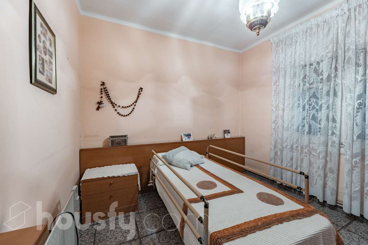 Housfy vende 🏡 amplia casa ubicada en Rubí, la cuál consta de 78m2 útiles (verificados con la Dirección General de Catastro). Construida en el año: 1974. Casa unifamiliar esquinera con piscina y amplio jardín en Ca n’Oriol, Rubí Te presentamos esta fantástica casa unifamiliar esquinera, situada en el barrio de Ca n’Oriol, en Rubí, ideal para quienes buscan tranquilidad, comodidad y disfrutar de espacios exteriores propios. La vivienda se distribuye en una sola planta, ofreciendo una distribución práctica y funcional. Dispone de un acogedor salón-comedor con chimenea, perfecto para disfrutar de momentos en familia, tres dormitorios, un baño completo y cocina. En el exterior encontrarás un agradable porche, piscina y un amplio espacio al aire libre para disfrutar del buen tiempo, organizar reuniones con familiares y amigos o crear tu propio rincón de relax. La propiedad cuenta con una superficie total de jardín de 392 m², que incluye el jardín propio de la vivienda y una parcela colindante, aportando un interesante espacio exterior con múltiples posibilidades. Además, disfruta de una ubicación práctica, con transporte público cercano y todos los servicios a tu alcance, como supermercados, farmacias, escuelas y comercios, facilitando el día a día sin necesidad de grandes desplazamientos. Una oportunidad ideal para quienes desean vivir en una casa independiente, sin escaleras y con jardín y piscina, en una zona residencial de Rubí. ¡Ven a descubrir todo su potencial y encuentra tu próximo hogar! Distribución de estancias -Salón-comedor -3 Dormitorios -1 Baño -Cocina equipada Características específicas -Ascensor -Armario -Aire acondicionado -Amueblado -Calefacción -Balcón -Terraza -Piscina -Jardín privado -1 Plaza de garaje Zona y entorno Respecto a la ubicación, se sitúa en Rubí, municipio de Barcelona. Esta propiedad se encuentra cerca de transporte público, colegios, supermercados y farmacias. Aviso legal El precio de venta no incluye gastos de la compraventa como notaría, registro, impuestos, ni tampoco honorarios agencia. Esta publicación no es vinculante. Consulta siempre la nota simple con Housfy antes de formalizar la compraventa. Sobre nosotros Housfy es la plataforma integral de servicios inmobiliarios. Nuestra combinación de expertos y tecnología pone al alcance de todo el mundo servicios cómodos, claros y seguros. AICAT número: 7922. Nos encargamos de la gestión y asesoramiento de la compra. ¡Olvídate de todo! Hacemos los trámites por ti. Y, si además necesitas financiación, ponemos a tu disposición un bróker hipotecario para ayudarte a conseguir las mejores condiciones para tu perfil económico. ¿Quieres visitarla? Contacta con Housfy y agenda tu visita sin compromiso. Más información en: housfy.com En cumplimiento de la Ley 8/2026 en Cataluña, el certificado de presencia o ausencia de amianto se encuentra en proceso de tramitación.-11