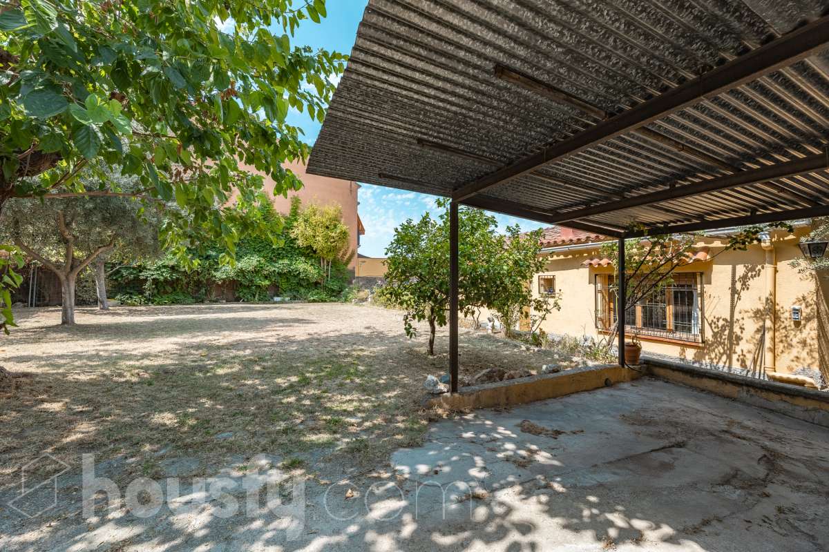 Housfy vende 🏡 amplia casa ubicada en Rubí, la cuál consta de 78m2 útiles (verificados con la Dirección General de Catastro). Construida en el año: 1974. Casa unifamiliar esquinera con piscina y amplio jardín en Ca n’Oriol, Rubí Te presentamos esta fantástica casa unifamiliar esquinera, situada en el barrio de Ca n’Oriol, en Rubí, ideal para quienes buscan tranquilidad, comodidad y disfrutar de espacios exteriores propios. La vivienda se distribuye en una sola planta, ofreciendo una distribución práctica y funcional. Dispone de un acogedor salón-comedor con chimenea, perfecto para disfrutar de momentos en familia, tres dormitorios, un baño completo y cocina. En el exterior encontrarás un agradable porche, piscina y un amplio espacio al aire libre para disfrutar del buen tiempo, organizar reuniones con familiares y amigos o crear tu propio rincón de relax. La propiedad cuenta con una superficie total de jardín de 392 m², que incluye el jardín propio de la vivienda y una parcela colindante, aportando un interesante espacio exterior con múltiples posibilidades. Además, disfruta de una ubicación práctica, con transporte público cercano y todos los servicios a tu alcance, como supermercados, farmacias, escuelas y comercios, facilitando el día a día sin necesidad de grandes desplazamientos. Una oportunidad ideal para quienes desean vivir en una casa independiente, sin escaleras y con jardín y piscina, en una zona residencial de Rubí. ¡Ven a descubrir todo su potencial y encuentra tu próximo hogar! Distribución de estancias -Salón-comedor -3 Dormitorios -1 Baño -Cocina equipada Características específicas -Ascensor -Armario -Aire acondicionado -Amueblado -Calefacción -Balcón -Terraza -Piscina -Jardín privado -1 Plaza de garaje Zona y entorno Respecto a la ubicación, se sitúa en Rubí, municipio de Barcelona. Esta propiedad se encuentra cerca de transporte público, colegios, supermercados y farmacias. Aviso legal El precio de venta no incluye gastos de la compraventa como notaría, registro, impuestos, ni tampoco honorarios agencia. Esta publicación no es vinculante. Consulta siempre la nota simple con Housfy antes de formalizar la compraventa. Sobre nosotros Housfy es la plataforma integral de servicios inmobiliarios. Nuestra combinación de expertos y tecnología pone al alcance de todo el mundo servicios cómodos, claros y seguros. AICAT número: 7922. Nos encargamos de la gestión y asesoramiento de la compra. ¡Olvídate de todo! Hacemos los trámites por ti. Y, si además necesitas financiación, ponemos a tu disposición un bróker hipotecario para ayudarte a conseguir las mejores condiciones para tu perfil económico. ¿Quieres visitarla? Contacta con Housfy y agenda tu visita sin compromiso. Más información en: housfy.com En cumplimiento de la Ley 8/2026 en Cataluña, el certificado de presencia o ausencia de amianto se encuentra en proceso de tramitación.-29