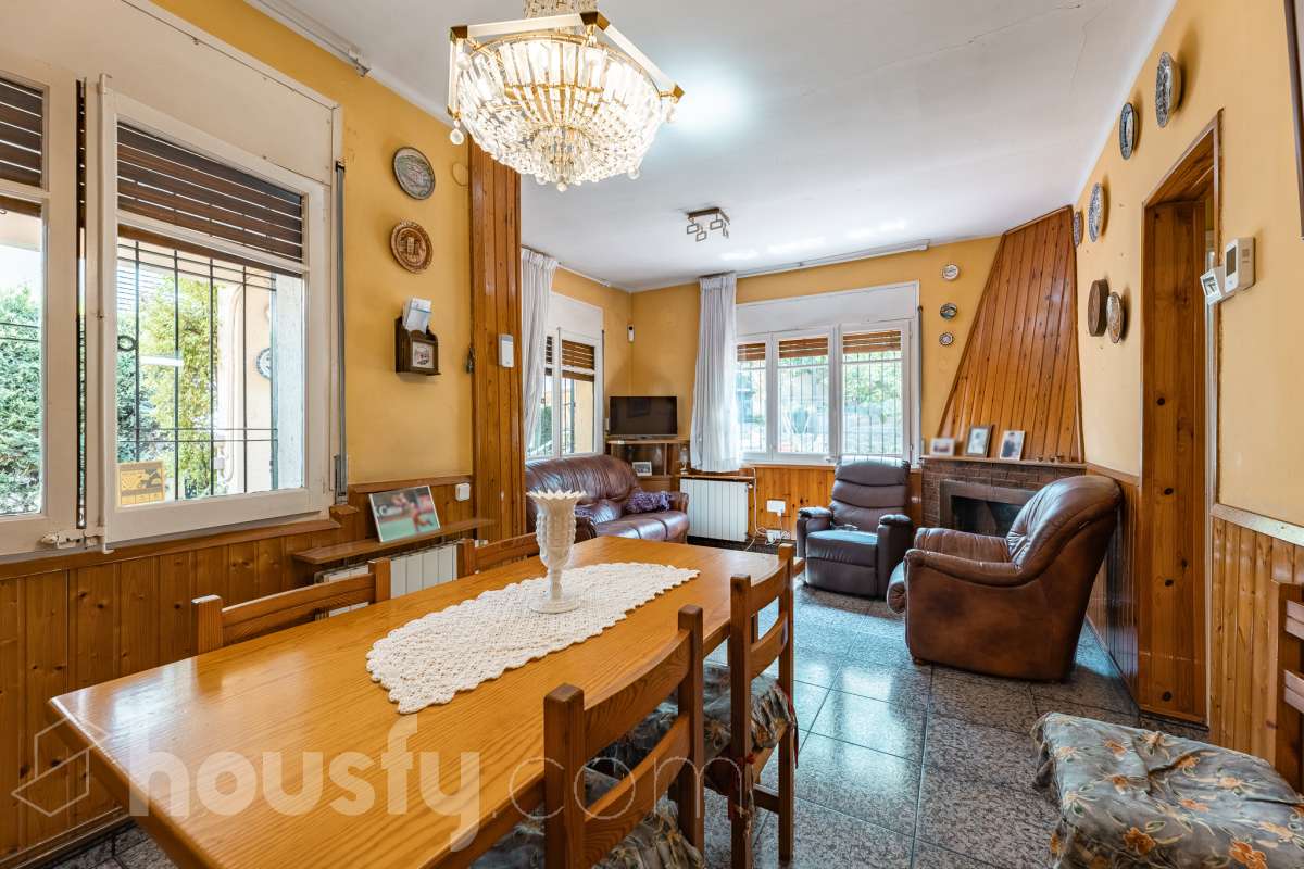 Housfy vende 🏡 amplia casa ubicada en Rubí, la cuál consta de 78m2 útiles (verificados con la Dirección General de Catastro). Construida en el año: 1974. Casa unifamiliar esquinera con piscina y amplio jardín en Ca n’Oriol, Rubí Te presentamos esta fantástica casa unifamiliar esquinera, situada en el barrio de Ca n’Oriol, en Rubí, ideal para quienes buscan tranquilidad, comodidad y disfrutar de espacios exteriores propios. La vivienda se distribuye en una sola planta, ofreciendo una distribución práctica y funcional. Dispone de un acogedor salón-comedor con chimenea, perfecto para disfrutar de momentos en familia, tres dormitorios, un baño completo y cocina. En el exterior encontrarás un agradable porche, piscina y un amplio espacio al aire libre para disfrutar del buen tiempo, organizar reuniones con familiares y amigos o crear tu propio rincón de relax. La propiedad cuenta con una superficie total de jardín de 392 m², que incluye el jardín propio de la vivienda y una parcela colindante, aportando un interesante espacio exterior con múltiples posibilidades. Además, disfruta de una ubicación práctica, con transporte público cercano y todos los servicios a tu alcance, como supermercados, farmacias, escuelas y comercios, facilitando el día a día sin necesidad de grandes desplazamientos. Una oportunidad ideal para quienes desean vivir en una casa independiente, sin escaleras y con jardín y piscina, en una zona residencial de Rubí. ¡Ven a descubrir todo su potencial y encuentra tu próximo hogar! Distribución de estancias -Salón-comedor -3 Dormitorios -1 Baño -Cocina equipada Características específicas -Ascensor -Armario -Aire acondicionado -Amueblado -Calefacción -Balcón -Terraza -Piscina -Jardín privado -1 Plaza de garaje Zona y entorno Respecto a la ubicación, se sitúa en Rubí, municipio de Barcelona. Esta propiedad se encuentra cerca de transporte público, colegios, supermercados y farmacias. Aviso legal El precio de venta no incluye gastos de la compraventa como notaría, registro, impuestos, ni tampoco honorarios agencia. Esta publicación no es vinculante. Consulta siempre la nota simple con Housfy antes de formalizar la compraventa. Sobre nosotros Housfy es la plataforma integral de servicios inmobiliarios. Nuestra combinación de expertos y tecnología pone al alcance de todo el mundo servicios cómodos, claros y seguros. AICAT número: 7922. Nos encargamos de la gestión y asesoramiento de la compra. ¡Olvídate de todo! Hacemos los trámites por ti. Y, si además necesitas financiación, ponemos a tu disposición un bróker hipotecario para ayudarte a conseguir las mejores condiciones para tu perfil económico. ¿Quieres visitarla? Contacta con Housfy y agenda tu visita sin compromiso. Más información en: housfy.com En cumplimiento de la Ley 8/2026 en Cataluña, el certificado de presencia o ausencia de amianto se encuentra en proceso de tramitación.-4