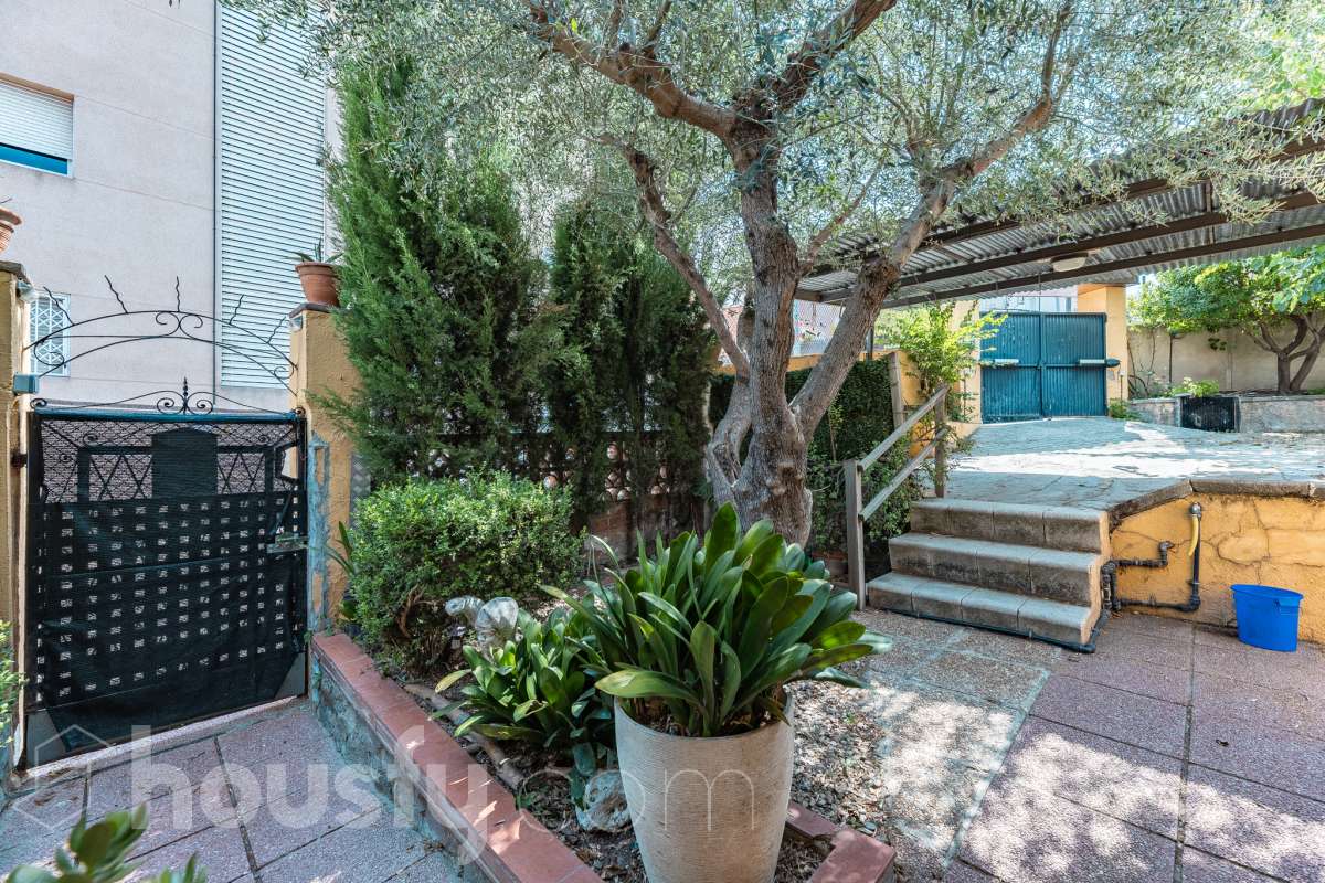 Housfy vende 🏡 amplia casa ubicada en Rubí, la cuál consta de 78m2 útiles (verificados con la Dirección General de Catastro). Construida en el año: 1974. Casa unifamiliar esquinera con piscina y amplio jardín en Ca n’Oriol, Rubí Te presentamos esta fantástica casa unifamiliar esquinera, situada en el barrio de Ca n’Oriol, en Rubí, ideal para quienes buscan tranquilidad, comodidad y disfrutar de espacios exteriores propios. La vivienda se distribuye en una sola planta, ofreciendo una distribución práctica y funcional. Dispone de un acogedor salón-comedor con chimenea, perfecto para disfrutar de momentos en familia, tres dormitorios, un baño completo y cocina. En el exterior encontrarás un agradable porche, piscina y un amplio espacio al aire libre para disfrutar del buen tiempo, organizar reuniones con familiares y amigos o crear tu propio rincón de relax. La propiedad cuenta con una superficie total de jardín de 392 m², que incluye el jardín propio de la vivienda y una parcela colindante, aportando un interesante espacio exterior con múltiples posibilidades. Además, disfruta de una ubicación práctica, con transporte público cercano y todos los servicios a tu alcance, como supermercados, farmacias, escuelas y comercios, facilitando el día a día sin necesidad de grandes desplazamientos. Una oportunidad ideal para quienes desean vivir en una casa independiente, sin escaleras y con jardín y piscina, en una zona residencial de Rubí. ¡Ven a descubrir todo su potencial y encuentra tu próximo hogar! Distribución de estancias -Salón-comedor -3 Dormitorios -1 Baño -Cocina equipada Características específicas -Ascensor -Armario -Aire acondicionado -Amueblado -Calefacción -Balcón -Terraza -Piscina -Jardín privado -1 Plaza de garaje Zona y entorno Respecto a la ubicación, se sitúa en Rubí, municipio de Barcelona. Esta propiedad se encuentra cerca de transporte público, colegios, supermercados y farmacias. Aviso legal El precio de venta no incluye gastos de la compraventa como notaría, registro, impuestos, ni tampoco honorarios agencia. Esta publicación no es vinculante. Consulta siempre la nota simple con Housfy antes de formalizar la compraventa. Sobre nosotros Housfy es la plataforma integral de servicios inmobiliarios. Nuestra combinación de expertos y tecnología pone al alcance de todo el mundo servicios cómodos, claros y seguros. AICAT número: 7922. Nos encargamos de la gestión y asesoramiento de la compra. ¡Olvídate de todo! Hacemos los trámites por ti. Y, si además necesitas financiación, ponemos a tu disposición un bróker hipotecario para ayudarte a conseguir las mejores condiciones para tu perfil económico. ¿Quieres visitarla? Contacta con Housfy y agenda tu visita sin compromiso. Más información en: housfy.com En cumplimiento de la Ley 8/2026 en Cataluña, el certificado de presencia o ausencia de amianto se encuentra en proceso de tramitación.-27