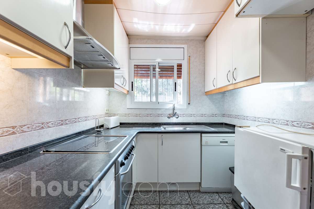 Housfy vende 🏡 amplia casa ubicada en Rubí, la cuál consta de 78m2 útiles (verificados con la Dirección General de Catastro). Construida en el año: 1974. Casa unifamiliar esquinera con piscina y amplio jardín en Ca n’Oriol, Rubí Te presentamos esta fantástica casa unifamiliar esquinera, situada en el barrio de Ca n’Oriol, en Rubí, ideal para quienes buscan tranquilidad, comodidad y disfrutar de espacios exteriores propios. La vivienda se distribuye en una sola planta, ofreciendo una distribución práctica y funcional. Dispone de un acogedor salón-comedor con chimenea, perfecto para disfrutar de momentos en familia, tres dormitorios, un baño completo y cocina. En el exterior encontrarás un agradable porche, piscina y un amplio espacio al aire libre para disfrutar del buen tiempo, organizar reuniones con familiares y amigos o crear tu propio rincón de relax. La propiedad cuenta con una superficie total de jardín de 392 m², que incluye el jardín propio de la vivienda y una parcela colindante, aportando un interesante espacio exterior con múltiples posibilidades. Además, disfruta de una ubicación práctica, con transporte público cercano y todos los servicios a tu alcance, como supermercados, farmacias, escuelas y comercios, facilitando el día a día sin necesidad de grandes desplazamientos. Una oportunidad ideal para quienes desean vivir en una casa independiente, sin escaleras y con jardín y piscina, en una zona residencial de Rubí. ¡Ven a descubrir todo su potencial y encuentra tu próximo hogar! Distribución de estancias -Salón-comedor -3 Dormitorios -1 Baño -Cocina equipada Características específicas -Ascensor -Armario -Aire acondicionado -Amueblado -Calefacción -Balcón -Terraza -Piscina -Jardín privado -1 Plaza de garaje Zona y entorno Respecto a la ubicación, se sitúa en Rubí, municipio de Barcelona. Esta propiedad se encuentra cerca de transporte público, colegios, supermercados y farmacias. Aviso legal El precio de venta no incluye gastos de la compraventa como notaría, registro, impuestos, ni tampoco honorarios agencia. Esta publicación no es vinculante. Consulta siempre la nota simple con Housfy antes de formalizar la compraventa. Sobre nosotros Housfy es la plataforma integral de servicios inmobiliarios. Nuestra combinación de expertos y tecnología pone al alcance de todo el mundo servicios cómodos, claros y seguros. AICAT número: 7922. Nos encargamos de la gestión y asesoramiento de la compra. ¡Olvídate de todo! Hacemos los trámites por ti. Y, si además necesitas financiación, ponemos a tu disposición un bróker hipotecario para ayudarte a conseguir las mejores condiciones para tu perfil económico. ¿Quieres visitarla? Contacta con Housfy y agenda tu visita sin compromiso. Más información en: housfy.com En cumplimiento de la Ley 8/2026 en Cataluña, el certificado de presencia o ausencia de amianto se encuentra en proceso de tramitación.-17