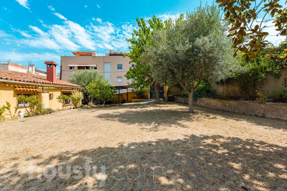 Housfy vende 🏡 amplia casa ubicada en Rubí, la cuál consta de 78m2 útiles (verificados con la Dirección General de Catastro). Construida en el año: 1974. Casa unifamiliar esquinera con piscina y amplio jardín en Ca n’Oriol, Rubí Te presentamos esta fantástica casa unifamiliar esquinera, situada en el barrio de Ca n’Oriol, en Rubí, ideal para quienes buscan tranquilidad, comodidad y disfrutar de espacios exteriores propios. La vivienda se distribuye en una sola planta, ofreciendo una distribución práctica y funcional. Dispone de un acogedor salón-comedor con chimenea, perfecto para disfrutar de momentos en familia, tres dormitorios, un baño completo y cocina. En el exterior encontrarás un agradable porche, piscina y un amplio espacio al aire libre para disfrutar del buen tiempo, organizar reuniones con familiares y amigos o crear tu propio rincón de relax. La propiedad cuenta con una superficie total de jardín de 392 m², que incluye el jardín propio de la vivienda y una parcela colindante, aportando un interesante espacio exterior con múltiples posibilidades. Además, disfruta de una ubicación práctica, con transporte público cercano y todos los servicios a tu alcance, como supermercados, farmacias, escuelas y comercios, facilitando el día a día sin necesidad de grandes desplazamientos. Una oportunidad ideal para quienes desean vivir en una casa independiente, sin escaleras y con jardín y piscina, en una zona residencial de Rubí. ¡Ven a descubrir todo su potencial y encuentra tu próximo hogar! Distribución de estancias -Salón-comedor -3 Dormitorios -1 Baño -Cocina equipada Características específicas -Ascensor -Armario -Aire acondicionado -Amueblado -Calefacción -Balcón -Terraza -Piscina -Jardín privado -1 Plaza de garaje Zona y entorno Respecto a la ubicación, se sitúa en Rubí, municipio de Barcelona. Esta propiedad se encuentra cerca de transporte público, colegios, supermercados y farmacias. Aviso legal El precio de venta no incluye gastos de la compraventa como notaría, registro, impuestos, ni tampoco honorarios agencia. Esta publicación no es vinculante. Consulta siempre la nota simple con Housfy antes de formalizar la compraventa. Sobre nosotros Housfy es la plataforma integral de servicios inmobiliarios. Nuestra combinación de expertos y tecnología pone al alcance de todo el mundo servicios cómodos, claros y seguros. AICAT número: 7922. Nos encargamos de la gestión y asesoramiento de la compra. ¡Olvídate de todo! Hacemos los trámites por ti. Y, si además necesitas financiación, ponemos a tu disposición un bróker hipotecario para ayudarte a conseguir las mejores condiciones para tu perfil económico. ¿Quieres visitarla? Contacta con Housfy y agenda tu visita sin compromiso. Más información en: housfy.com En cumplimiento de la Ley 8/2026 en Cataluña, el certificado de presencia o ausencia de amianto se encuentra en proceso de tramitación.-34