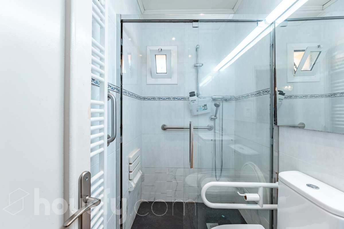 Housfy vende 🏡 amplia casa ubicada en Rubí, la cuál consta de 78m2 útiles (verificados con la Dirección General de Catastro). Construida en el año: 1974. Casa unifamiliar esquinera con piscina y amplio jardín en Ca n’Oriol, Rubí Te presentamos esta fantástica casa unifamiliar esquinera, situada en el barrio de Ca n’Oriol, en Rubí, ideal para quienes buscan tranquilidad, comodidad y disfrutar de espacios exteriores propios. La vivienda se distribuye en una sola planta, ofreciendo una distribución práctica y funcional. Dispone de un acogedor salón-comedor con chimenea, perfecto para disfrutar de momentos en familia, tres dormitorios, un baño completo y cocina. En el exterior encontrarás un agradable porche, piscina y un amplio espacio al aire libre para disfrutar del buen tiempo, organizar reuniones con familiares y amigos o crear tu propio rincón de relax. La propiedad cuenta con una superficie total de jardín de 392 m², que incluye el jardín propio de la vivienda y una parcela colindante, aportando un interesante espacio exterior con múltiples posibilidades. Además, disfruta de una ubicación práctica, con transporte público cercano y todos los servicios a tu alcance, como supermercados, farmacias, escuelas y comercios, facilitando el día a día sin necesidad de grandes desplazamientos. Una oportunidad ideal para quienes desean vivir en una casa independiente, sin escaleras y con jardín y piscina, en una zona residencial de Rubí. ¡Ven a descubrir todo su potencial y encuentra tu próximo hogar! Distribución de estancias -Salón-comedor -3 Dormitorios -1 Baño -Cocina equipada Características específicas -Ascensor -Armario -Aire acondicionado -Amueblado -Calefacción -Balcón -Terraza -Piscina -Jardín privado -1 Plaza de garaje Zona y entorno Respecto a la ubicación, se sitúa en Rubí, municipio de Barcelona. Esta propiedad se encuentra cerca de transporte público, colegios, supermercados y farmacias. Aviso legal El precio de venta no incluye gastos de la compraventa como notaría, registro, impuestos, ni tampoco honorarios agencia. Esta publicación no es vinculante. Consulta siempre la nota simple con Housfy antes de formalizar la compraventa. Sobre nosotros Housfy es la plataforma integral de servicios inmobiliarios. Nuestra combinación de expertos y tecnología pone al alcance de todo el mundo servicios cómodos, claros y seguros. AICAT número: 7922. Nos encargamos de la gestión y asesoramiento de la compra. ¡Olvídate de todo! Hacemos los trámites por ti. Y, si además necesitas financiación, ponemos a tu disposición un bróker hipotecario para ayudarte a conseguir las mejores condiciones para tu perfil económico. ¿Quieres visitarla? Contacta con Housfy y agenda tu visita sin compromiso. Más información en: housfy.com En cumplimiento de la Ley 8/2026 en Cataluña, el certificado de presencia o ausencia de amianto se encuentra en proceso de tramitación.-21