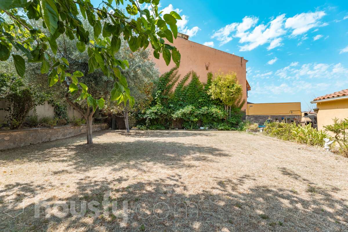 Housfy vende 🏡 amplia casa ubicada en Rubí, la cuál consta de 78m2 útiles (verificados con la Dirección General de Catastro). Construida en el año: 1974. Casa unifamiliar esquinera con piscina y amplio jardín en Ca n’Oriol, Rubí Te presentamos esta fantástica casa unifamiliar esquinera, situada en el barrio de Ca n’Oriol, en Rubí, ideal para quienes buscan tranquilidad, comodidad y disfrutar de espacios exteriores propios. La vivienda se distribuye en una sola planta, ofreciendo una distribución práctica y funcional. Dispone de un acogedor salón-comedor con chimenea, perfecto para disfrutar de momentos en familia, tres dormitorios, un baño completo y cocina. En el exterior encontrarás un agradable porche, piscina y un amplio espacio al aire libre para disfrutar del buen tiempo, organizar reuniones con familiares y amigos o crear tu propio rincón de relax. La propiedad cuenta con una superficie total de jardín de 392 m², que incluye el jardín propio de la vivienda y una parcela colindante, aportando un interesante espacio exterior con múltiples posibilidades. Además, disfruta de una ubicación práctica, con transporte público cercano y todos los servicios a tu alcance, como supermercados, farmacias, escuelas y comercios, facilitando el día a día sin necesidad de grandes desplazamientos. Una oportunidad ideal para quienes desean vivir en una casa independiente, sin escaleras y con jardín y piscina, en una zona residencial de Rubí. ¡Ven a descubrir todo su potencial y encuentra tu próximo hogar! Distribución de estancias -Salón-comedor -3 Dormitorios -1 Baño -Cocina equipada Características específicas -Ascensor -Armario -Aire acondicionado -Amueblado -Calefacción -Balcón -Terraza -Piscina -Jardín privado -1 Plaza de garaje Zona y entorno Respecto a la ubicación, se sitúa en Rubí, municipio de Barcelona. Esta propiedad se encuentra cerca de transporte público, colegios, supermercados y farmacias. Aviso legal El precio de venta no incluye gastos de la compraventa como notaría, registro, impuestos, ni tampoco honorarios agencia. Esta publicación no es vinculante. Consulta siempre la nota simple con Housfy antes de formalizar la compraventa. Sobre nosotros Housfy es la plataforma integral de servicios inmobiliarios. Nuestra combinación de expertos y tecnología pone al alcance de todo el mundo servicios cómodos, claros y seguros. AICAT número: 7922. Nos encargamos de la gestión y asesoramiento de la compra. ¡Olvídate de todo! Hacemos los trámites por ti. Y, si además necesitas financiación, ponemos a tu disposición un bróker hipotecario para ayudarte a conseguir las mejores condiciones para tu perfil económico. ¿Quieres visitarla? Contacta con Housfy y agenda tu visita sin compromiso. Más información en: housfy.com En cumplimiento de la Ley 8/2026 en Cataluña, el certificado de presencia o ausencia de amianto se encuentra en proceso de tramitación.-33