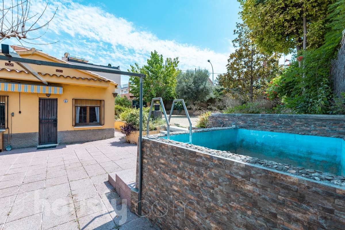 Housfy vende 🏡 amplia casa ubicada en Rubí, la cuál consta de 78m2 útiles (verificados con la Dirección General de Catastro). Construida en el año: 1974. Casa unifamiliar esquinera con piscina y amplio jardín en Ca n’Oriol, Rubí Te presentamos esta fantástica casa unifamiliar esquinera, situada en el barrio de Ca n’Oriol, en Rubí, ideal para quienes buscan tranquilidad, comodidad y disfrutar de espacios exteriores propios. La vivienda se distribuye en una sola planta, ofreciendo una distribución práctica y funcional. Dispone de un acogedor salón-comedor con chimenea, perfecto para disfrutar de momentos en familia, tres dormitorios, un baño completo y cocina. En el exterior encontrarás un agradable porche, piscina y un amplio espacio al aire libre para disfrutar del buen tiempo, organizar reuniones con familiares y amigos o crear tu propio rincón de relax. La propiedad cuenta con una superficie total de jardín de 392 m², que incluye el jardín propio de la vivienda y una parcela colindante, aportando un interesante espacio exterior con múltiples posibilidades. Además, disfruta de una ubicación práctica, con transporte público cercano y todos los servicios a tu alcance, como supermercados, farmacias, escuelas y comercios, facilitando el día a día sin necesidad de grandes desplazamientos. Una oportunidad ideal para quienes desean vivir en una casa independiente, sin escaleras y con jardín y piscina, en una zona residencial de Rubí. ¡Ven a descubrir todo su potencial y encuentra tu próximo hogar! Distribución de estancias -Salón-comedor -3 Dormitorios -1 Baño -Cocina equipada Características específicas -Ascensor -Armario -Aire acondicionado -Amueblado -Calefacción -Balcón -Terraza -Piscina -Jardín privado -1 Plaza de garaje Zona y entorno Respecto a la ubicación, se sitúa en Rubí, municipio de Barcelona. Esta propiedad se encuentra cerca de transporte público, colegios, supermercados y farmacias. Aviso legal El precio de venta no incluye gastos de la compraventa como notaría, registro, impuestos, ni tampoco honorarios agencia. Esta publicación no es vinculante. Consulta siempre la nota simple con Housfy antes de formalizar la compraventa. Sobre nosotros Housfy es la plataforma integral de servicios inmobiliarios. Nuestra combinación de expertos y tecnología pone al alcance de todo el mundo servicios cómodos, claros y seguros. AICAT número: 7922. Nos encargamos de la gestión y asesoramiento de la compra. ¡Olvídate de todo! Hacemos los trámites por ti. Y, si además necesitas financiación, ponemos a tu disposición un bróker hipotecario para ayudarte a conseguir las mejores condiciones para tu perfil económico. ¿Quieres visitarla? Contacta con Housfy y agenda tu visita sin compromiso. Más información en: housfy.com En cumplimiento de la Ley 8/2026 en Cataluña, el certificado de presencia o ausencia de amianto se encuentra en proceso de tramitación.-31