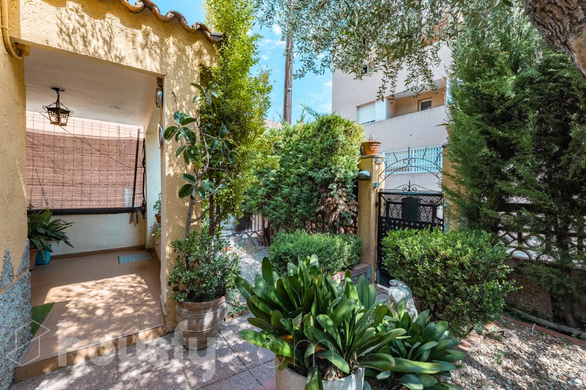 Housfy vende 🏡 amplia casa ubicada en Rubí, la cuál consta de 78m2 útiles (verificados con la Dirección General de Catastro). Construida en el año: 1974. Casa unifamiliar esquinera con piscina y amplio jardín en Ca n’Oriol, Rubí Te presentamos esta fantástica casa unifamiliar esquinera, situada en el barrio de Ca n’Oriol, en Rubí, ideal para quienes buscan tranquilidad, comodidad y disfrutar de espacios exteriores propios. La vivienda se distribuye en una sola planta, ofreciendo una distribución práctica y funcional. Dispone de un acogedor salón-comedor con chimenea, perfecto para disfrutar de momentos en familia, tres dormitorios, un baño completo y cocina. En el exterior encontrarás un agradable porche, piscina y un amplio espacio al aire libre para disfrutar del buen tiempo, organizar reuniones con familiares y amigos o crear tu propio rincón de relax. La propiedad cuenta con una superficie total de jardín de 392 m², que incluye el jardín propio de la vivienda y una parcela colindante, aportando un interesante espacio exterior con múltiples posibilidades. Además, disfruta de una ubicación práctica, con transporte público cercano y todos los servicios a tu alcance, como supermercados, farmacias, escuelas y comercios, facilitando el día a día sin necesidad de grandes desplazamientos. Una oportunidad ideal para quienes desean vivir en una casa independiente, sin escaleras y con jardín y piscina, en una zona residencial de Rubí. ¡Ven a descubrir todo su potencial y encuentra tu próximo hogar! Distribución de estancias -Salón-comedor -3 Dormitorios -1 Baño -Cocina equipada Características específicas -Ascensor -Armario -Aire acondicionado -Amueblado -Calefacción -Balcón -Terraza -Piscina -Jardín privado -1 Plaza de garaje Zona y entorno Respecto a la ubicación, se sitúa en Rubí, municipio de Barcelona. Esta propiedad se encuentra cerca de transporte público, colegios, supermercados y farmacias. Aviso legal El precio de venta no incluye gastos de la compraventa como notaría, registro, impuestos, ni tampoco honorarios agencia. Esta publicación no es vinculante. Consulta siempre la nota simple con Housfy antes de formalizar la compraventa. Sobre nosotros Housfy es la plataforma integral de servicios inmobiliarios. Nuestra combinación de expertos y tecnología pone al alcance de todo el mundo servicios cómodos, claros y seguros. AICAT número: 7922. Nos encargamos de la gestión y asesoramiento de la compra. ¡Olvídate de todo! Hacemos los trámites por ti. Y, si además necesitas financiación, ponemos a tu disposición un bróker hipotecario para ayudarte a conseguir las mejores condiciones para tu perfil económico. ¿Quieres visitarla? Contacta con Housfy y agenda tu visita sin compromiso. Más información en: housfy.com En cumplimiento de la Ley 8/2026 en Cataluña, el certificado de presencia o ausencia de amianto se encuentra en proceso de tramitación.-25