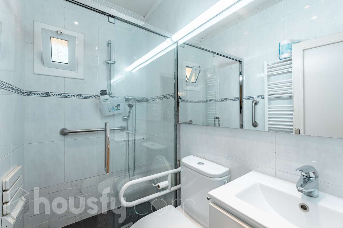 Housfy vende 🏡 amplia casa ubicada en Rubí, la cuál consta de 78m2 útiles (verificados con la Dirección General de Catastro). Construida en el año: 1974. Casa unifamiliar esquinera con piscina y amplio jardín en Ca n’Oriol, Rubí Te presentamos esta fantástica casa unifamiliar esquinera, situada en el barrio de Ca n’Oriol, en Rubí, ideal para quienes buscan tranquilidad, comodidad y disfrutar de espacios exteriores propios. La vivienda se distribuye en una sola planta, ofreciendo una distribución práctica y funcional. Dispone de un acogedor salón-comedor con chimenea, perfecto para disfrutar de momentos en familia, tres dormitorios, un baño completo y cocina. En el exterior encontrarás un agradable porche, piscina y un amplio espacio al aire libre para disfrutar del buen tiempo, organizar reuniones con familiares y amigos o crear tu propio rincón de relax. La propiedad cuenta con una superficie total de jardín de 392 m², que incluye el jardín propio de la vivienda y una parcela colindante, aportando un interesante espacio exterior con múltiples posibilidades. Además, disfruta de una ubicación práctica, con transporte público cercano y todos los servicios a tu alcance, como supermercados, farmacias, escuelas y comercios, facilitando el día a día sin necesidad de grandes desplazamientos. Una oportunidad ideal para quienes desean vivir en una casa independiente, sin escaleras y con jardín y piscina, en una zona residencial de Rubí. ¡Ven a descubrir todo su potencial y encuentra tu próximo hogar! Distribución de estancias -Salón-comedor -3 Dormitorios -1 Baño -Cocina equipada Características específicas -Ascensor -Armario -Aire acondicionado -Amueblado -Calefacción -Balcón -Terraza -Piscina -Jardín privado -1 Plaza de garaje Zona y entorno Respecto a la ubicación, se sitúa en Rubí, municipio de Barcelona. Esta propiedad se encuentra cerca de transporte público, colegios, supermercados y farmacias. Aviso legal El precio de venta no incluye gastos de la compraventa como notaría, registro, impuestos, ni tampoco honorarios agencia. Esta publicación no es vinculante. Consulta siempre la nota simple con Housfy antes de formalizar la compraventa. Sobre nosotros Housfy es la plataforma integral de servicios inmobiliarios. Nuestra combinación de expertos y tecnología pone al alcance de todo el mundo servicios cómodos, claros y seguros. AICAT número: 7922. Nos encargamos de la gestión y asesoramiento de la compra. ¡Olvídate de todo! Hacemos los trámites por ti. Y, si además necesitas financiación, ponemos a tu disposición un bróker hipotecario para ayudarte a conseguir las mejores condiciones para tu perfil económico. ¿Quieres visitarla? Contacta con Housfy y agenda tu visita sin compromiso. Más información en: housfy.com En cumplimiento de la Ley 8/2026 en Cataluña, el certificado de presencia o ausencia de amianto se encuentra en proceso de tramitación.-20