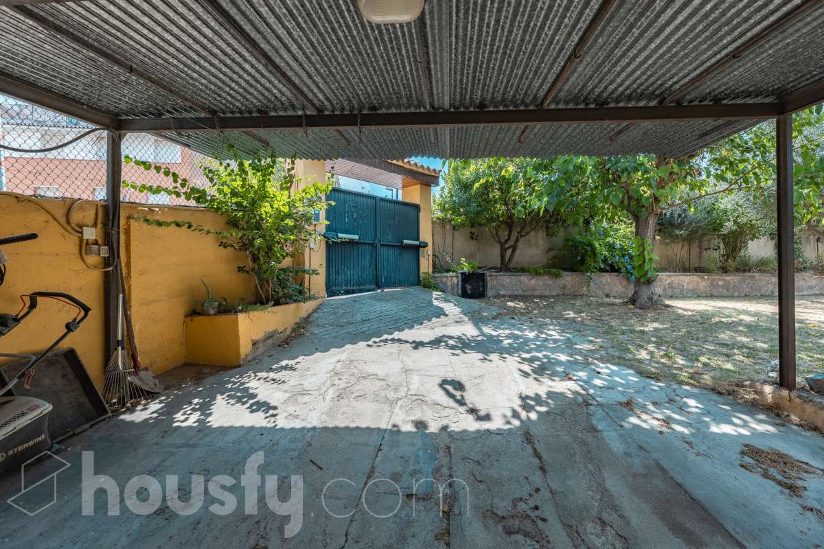 Housfy vende 🏡 amplia casa ubicada en Rubí, la cuál consta de 78m2 útiles (verificados con la Dirección General de Catastro). Construida en el año: 1974. Casa unifamiliar esquinera con piscina y amplio jardín en Ca n’Oriol, Rubí Te presentamos esta fantástica casa unifamiliar esquinera, situada en el barrio de Ca n’Oriol, en Rubí, ideal para quienes buscan tranquilidad, comodidad y disfrutar de espacios exteriores propios. La vivienda se distribuye en una sola planta, ofreciendo una distribución práctica y funcional. Dispone de un acogedor salón-comedor con chimenea, perfecto para disfrutar de momentos en familia, tres dormitorios, un baño completo y cocina. En el exterior encontrarás un agradable porche, piscina y un amplio espacio al aire libre para disfrutar del buen tiempo, organizar reuniones con familiares y amigos o crear tu propio rincón de relax. La propiedad cuenta con una superficie total de jardín de 392 m², que incluye el jardín propio de la vivienda y una parcela colindante, aportando un interesante espacio exterior con múltiples posibilidades. Además, disfruta de una ubicación práctica, con transporte público cercano y todos los servicios a tu alcance, como supermercados, farmacias, escuelas y comercios, facilitando el día a día sin necesidad de grandes desplazamientos. Una oportunidad ideal para quienes desean vivir en una casa independiente, sin escaleras y con jardín y piscina, en una zona residencial de Rubí. ¡Ven a descubrir todo su potencial y encuentra tu próximo hogar! Distribución de estancias -Salón-comedor -3 Dormitorios -1 Baño -Cocina equipada Características específicas -Ascensor -Armario -Aire acondicionado -Amueblado -Calefacción -Balcón -Terraza -Piscina -Jardín privado -1 Plaza de garaje Zona y entorno Respecto a la ubicación, se sitúa en Rubí, municipio de Barcelona. Esta propiedad se encuentra cerca de transporte público, colegios, supermercados y farmacias. Aviso legal El precio de venta no incluye gastos de la compraventa como notaría, registro, impuestos, ni tampoco honorarios agencia. Esta publicación no es vinculante. Consulta siempre la nota simple con Housfy antes de formalizar la compraventa. Sobre nosotros Housfy es la plataforma integral de servicios inmobiliarios. Nuestra combinación de expertos y tecnología pone al alcance de todo el mundo servicios cómodos, claros y seguros. AICAT número: 7922. Nos encargamos de la gestión y asesoramiento de la compra. ¡Olvídate de todo! Hacemos los trámites por ti. Y, si además necesitas financiación, ponemos a tu disposición un bróker hipotecario para ayudarte a conseguir las mejores condiciones para tu perfil económico. ¿Quieres visitarla? Contacta con Housfy y agenda tu visita sin compromiso. Más información en: housfy.com En cumplimiento de la Ley 8/2026 en Cataluña, el certificado de presencia o ausencia de amianto se encuentra en proceso de tramitación.-28