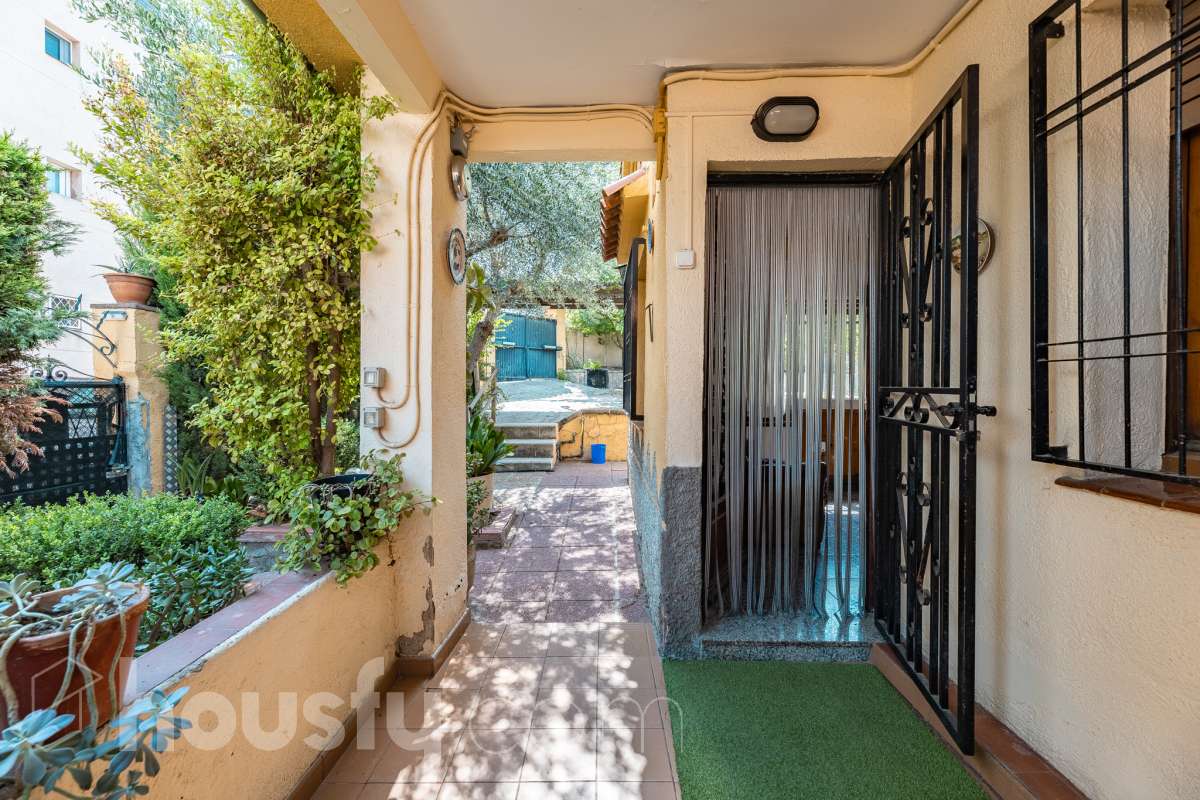 Housfy vende 🏡 amplia casa ubicada en Rubí, la cuál consta de 78m2 útiles (verificados con la Dirección General de Catastro). Construida en el año: 1974. Casa unifamiliar esquinera con piscina y amplio jardín en Ca n’Oriol, Rubí Te presentamos esta fantástica casa unifamiliar esquinera, situada en el barrio de Ca n’Oriol, en Rubí, ideal para quienes buscan tranquilidad, comodidad y disfrutar de espacios exteriores propios. La vivienda se distribuye en una sola planta, ofreciendo una distribución práctica y funcional. Dispone de un acogedor salón-comedor con chimenea, perfecto para disfrutar de momentos en familia, tres dormitorios, un baño completo y cocina. En el exterior encontrarás un agradable porche, piscina y un amplio espacio al aire libre para disfrutar del buen tiempo, organizar reuniones con familiares y amigos o crear tu propio rincón de relax. La propiedad cuenta con una superficie total de jardín de 392 m², que incluye el jardín propio de la vivienda y una parcela colindante, aportando un interesante espacio exterior con múltiples posibilidades. Además, disfruta de una ubicación práctica, con transporte público cercano y todos los servicios a tu alcance, como supermercados, farmacias, escuelas y comercios, facilitando el día a día sin necesidad de grandes desplazamientos. Una oportunidad ideal para quienes desean vivir en una casa independiente, sin escaleras y con jardín y piscina, en una zona residencial de Rubí. ¡Ven a descubrir todo su potencial y encuentra tu próximo hogar! Distribución de estancias -Salón-comedor -3 Dormitorios -1 Baño -Cocina equipada Características específicas -Ascensor -Armario -Aire acondicionado -Amueblado -Calefacción -Balcón -Terraza -Piscina -Jardín privado -1 Plaza de garaje Zona y entorno Respecto a la ubicación, se sitúa en Rubí, municipio de Barcelona. Esta propiedad se encuentra cerca de transporte público, colegios, supermercados y farmacias. Aviso legal El precio de venta no incluye gastos de la compraventa como notaría, registro, impuestos, ni tampoco honorarios agencia. Esta publicación no es vinculante. Consulta siempre la nota simple con Housfy antes de formalizar la compraventa. Sobre nosotros Housfy es la plataforma integral de servicios inmobiliarios. Nuestra combinación de expertos y tecnología pone al alcance de todo el mundo servicios cómodos, claros y seguros. AICAT número: 7922. Nos encargamos de la gestión y asesoramiento de la compra. ¡Olvídate de todo! Hacemos los trámites por ti. Y, si además necesitas financiación, ponemos a tu disposición un bróker hipotecario para ayudarte a conseguir las mejores condiciones para tu perfil económico. ¿Quieres visitarla? Contacta con Housfy y agenda tu visita sin compromiso. Más información en: housfy.com En cumplimiento de la Ley 8/2026 en Cataluña, el certificado de presencia o ausencia de amianto se encuentra en proceso de tramitación.-26