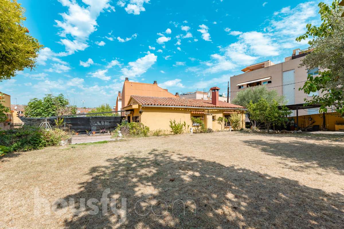 Housfy vende 🏡 amplia casa ubicada en Rubí, la cuál consta de 78m2 útiles (verificados con la Dirección General de Catastro). Construida en el año: 1974. Casa unifamiliar esquinera con piscina y amplio jardín en Ca n’Oriol, Rubí Te presentamos esta fantástica casa unifamiliar esquinera, situada en el barrio de Ca n’Oriol, en Rubí, ideal para quienes buscan tranquilidad, comodidad y disfrutar de espacios exteriores propios. La vivienda se distribuye en una sola planta, ofreciendo una distribución práctica y funcional. Dispone de un acogedor salón-comedor con chimenea, perfecto para disfrutar de momentos en familia, tres dormitorios, un baño completo y cocina. En el exterior encontrarás un agradable porche, piscina y un amplio espacio al aire libre para disfrutar del buen tiempo, organizar reuniones con familiares y amigos o crear tu propio rincón de relax. La propiedad cuenta con una superficie total de jardín de 392 m², que incluye el jardín propio de la vivienda y una parcela colindante, aportando un interesante espacio exterior con múltiples posibilidades. Además, disfruta de una ubicación práctica, con transporte público cercano y todos los servicios a tu alcance, como supermercados, farmacias, escuelas y comercios, facilitando el día a día sin necesidad de grandes desplazamientos. Una oportunidad ideal para quienes desean vivir en una casa independiente, sin escaleras y con jardín y piscina, en una zona residencial de Rubí. ¡Ven a descubrir todo su potencial y encuentra tu próximo hogar! Distribución de estancias -Salón-comedor -3 Dormitorios -1 Baño -Cocina equipada Características específicas -Ascensor -Armario -Aire acondicionado -Amueblado -Calefacción -Balcón -Terraza -Piscina -Jardín privado -1 Plaza de garaje Zona y entorno Respecto a la ubicación, se sitúa en Rubí, municipio de Barcelona. Esta propiedad se encuentra cerca de transporte público, colegios, supermercados y farmacias. Aviso legal El precio de venta no incluye gastos de la compraventa como notaría, registro, impuestos, ni tampoco honorarios agencia. Esta publicación no es vinculante. Consulta siempre la nota simple con Housfy antes de formalizar la compraventa. Sobre nosotros Housfy es la plataforma integral de servicios inmobiliarios. Nuestra combinación de expertos y tecnología pone al alcance de todo el mundo servicios cómodos, claros y seguros. AICAT número: 7922. Nos encargamos de la gestión y asesoramiento de la compra. ¡Olvídate de todo! Hacemos los trámites por ti. Y, si además necesitas financiación, ponemos a tu disposición un bróker hipotecario para ayudarte a conseguir las mejores condiciones para tu perfil económico. ¿Quieres visitarla? Contacta con Housfy y agenda tu visita sin compromiso. Más información en: housfy.com En cumplimiento de la Ley 8/2026 en Cataluña, el certificado de presencia o ausencia de amianto se encuentra en proceso de tramitación.-22