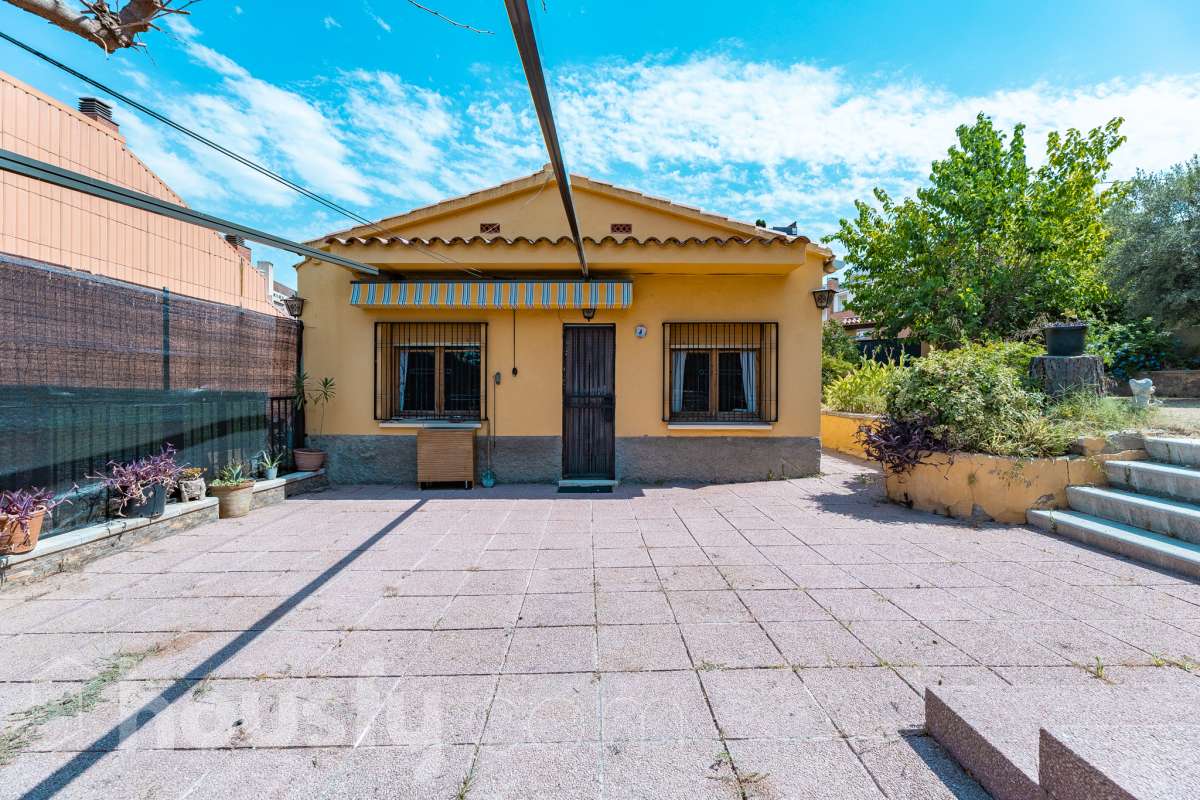 Housfy vende 🏡 amplia casa ubicada en Rubí, la cuál consta de 78m2 útiles (verificados con la Dirección General de Catastro). Construida en el año: 1974. Casa unifamiliar esquinera con piscina y amplio jardín en Ca n’Oriol, Rubí Te presentamos esta fantástica casa unifamiliar esquinera, situada en el barrio de Ca n’Oriol, en Rubí, ideal para quienes buscan tranquilidad, comodidad y disfrutar de espacios exteriores propios. La vivienda se distribuye en una sola planta, ofreciendo una distribución práctica y funcional. Dispone de un acogedor salón-comedor con chimenea, perfecto para disfrutar de momentos en familia, tres dormitorios, un baño completo y cocina. En el exterior encontrarás un agradable porche, piscina y un amplio espacio al aire libre para disfrutar del buen tiempo, organizar reuniones con familiares y amigos o crear tu propio rincón de relax. La propiedad cuenta con una superficie total de jardín de 392 m², que incluye el jardín propio de la vivienda y una parcela colindante, aportando un interesante espacio exterior con múltiples posibilidades. Además, disfruta de una ubicación práctica, con transporte público cercano y todos los servicios a tu alcance, como supermercados, farmacias, escuelas y comercios, facilitando el día a día sin necesidad de grandes desplazamientos. Una oportunidad ideal para quienes desean vivir en una casa independiente, sin escaleras y con jardín y piscina, en una zona residencial de Rubí. ¡Ven a descubrir todo su potencial y encuentra tu próximo hogar! Distribución de estancias -Salón-comedor -3 Dormitorios -1 Baño -Cocina equipada Características específicas -Ascensor -Armario -Aire acondicionado -Amueblado -Calefacción -Balcón -Terraza -Piscina -Jardín privado -1 Plaza de garaje Zona y entorno Respecto a la ubicación, se sitúa en Rubí, municipio de Barcelona. Esta propiedad se encuentra cerca de transporte público, colegios, supermercados y farmacias. Aviso legal El precio de venta no incluye gastos de la compraventa como notaría, registro, impuestos, ni tampoco honorarios agencia. Esta publicación no es vinculante. Consulta siempre la nota simple con Housfy antes de formalizar la compraventa. Sobre nosotros Housfy es la plataforma integral de servicios inmobiliarios. Nuestra combinación de expertos y tecnología pone al alcance de todo el mundo servicios cómodos, claros y seguros. AICAT número: 7922. Nos encargamos de la gestión y asesoramiento de la compra. ¡Olvídate de todo! Hacemos los trámites por ti. Y, si además necesitas financiación, ponemos a tu disposición un bróker hipotecario para ayudarte a conseguir las mejores condiciones para tu perfil económico. ¿Quieres visitarla? Contacta con Housfy y agenda tu visita sin compromiso. Más información en: housfy.com En cumplimiento de la Ley 8/2026 en Cataluña, el certificado de presencia o ausencia de amianto se encuentra en proceso de tramitación.-30
