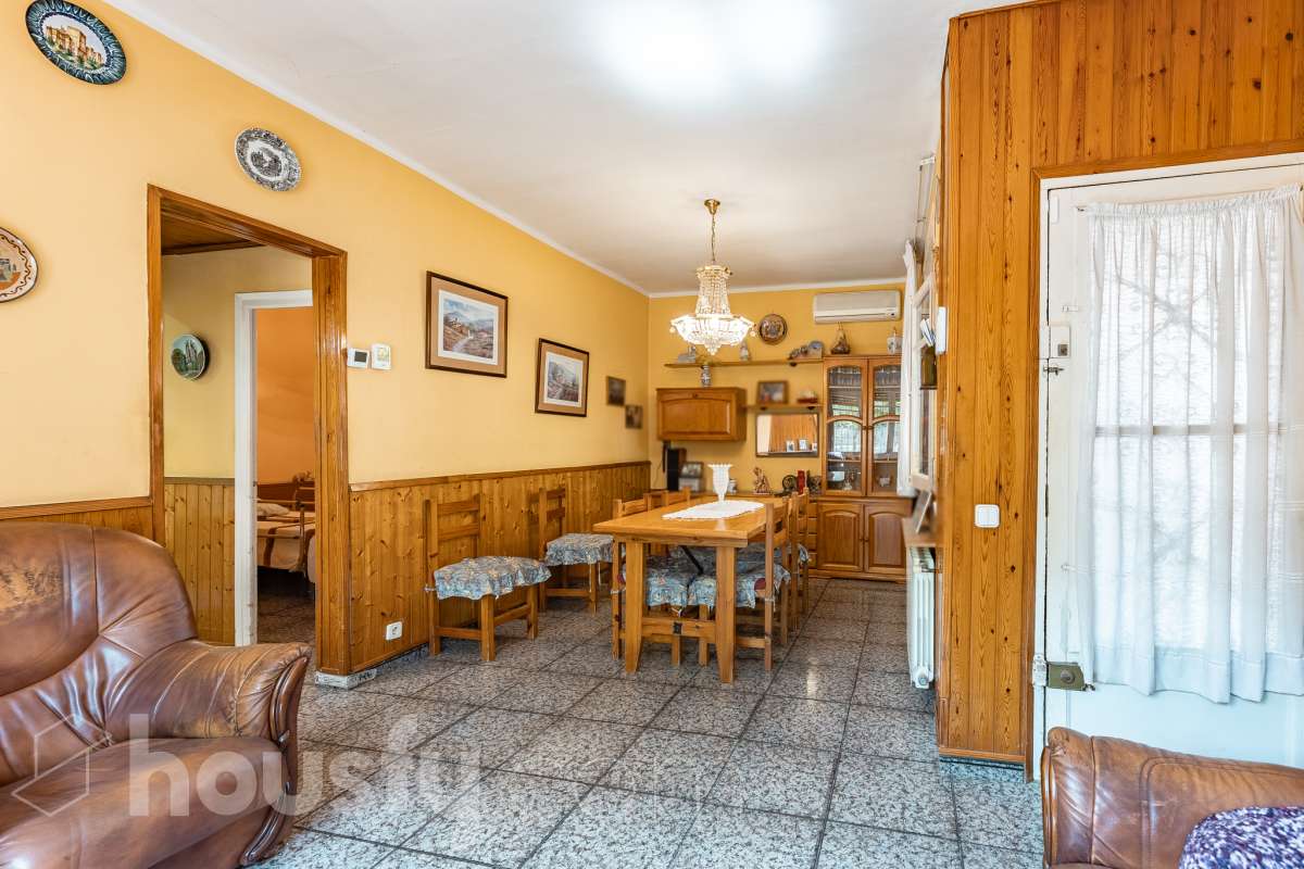 Housfy vende 🏡 amplia casa ubicada en Rubí, la cuál consta de 78m2 útiles (verificados con la Dirección General de Catastro). Construida en el año: 1974. Casa unifamiliar esquinera con piscina y amplio jardín en Ca n’Oriol, Rubí Te presentamos esta fantástica casa unifamiliar esquinera, situada en el barrio de Ca n’Oriol, en Rubí, ideal para quienes buscan tranquilidad, comodidad y disfrutar de espacios exteriores propios. La vivienda se distribuye en una sola planta, ofreciendo una distribución práctica y funcional. Dispone de un acogedor salón-comedor con chimenea, perfecto para disfrutar de momentos en familia, tres dormitorios, un baño completo y cocina. En el exterior encontrarás un agradable porche, piscina y un amplio espacio al aire libre para disfrutar del buen tiempo, organizar reuniones con familiares y amigos o crear tu propio rincón de relax. La propiedad cuenta con una superficie total de jardín de 392 m², que incluye el jardín propio de la vivienda y una parcela colindante, aportando un interesante espacio exterior con múltiples posibilidades. Además, disfruta de una ubicación práctica, con transporte público cercano y todos los servicios a tu alcance, como supermercados, farmacias, escuelas y comercios, facilitando el día a día sin necesidad de grandes desplazamientos. Una oportunidad ideal para quienes desean vivir en una casa independiente, sin escaleras y con jardín y piscina, en una zona residencial de Rubí. ¡Ven a descubrir todo su potencial y encuentra tu próximo hogar! Distribución de estancias -Salón-comedor -3 Dormitorios -1 Baño -Cocina equipada Características específicas -Ascensor -Armario -Aire acondicionado -Amueblado -Calefacción -Balcón -Terraza -Piscina -Jardín privado -1 Plaza de garaje Zona y entorno Respecto a la ubicación, se sitúa en Rubí, municipio de Barcelona. Esta propiedad se encuentra cerca de transporte público, colegios, supermercados y farmacias. Aviso legal El precio de venta no incluye gastos de la compraventa como notaría, registro, impuestos, ni tampoco honorarios agencia. Esta publicación no es vinculante. Consulta siempre la nota simple con Housfy antes de formalizar la compraventa. Sobre nosotros Housfy es la plataforma integral de servicios inmobiliarios. Nuestra combinación de expertos y tecnología pone al alcance de todo el mundo servicios cómodos, claros y seguros. AICAT número: 7922. Nos encargamos de la gestión y asesoramiento de la compra. ¡Olvídate de todo! Hacemos los trámites por ti. Y, si además necesitas financiación, ponemos a tu disposición un bróker hipotecario para ayudarte a conseguir las mejores condiciones para tu perfil económico. ¿Quieres visitarla? Contacta con Housfy y agenda tu visita sin compromiso. Más información en: housfy.com En cumplimiento de la Ley 8/2026 en Cataluña, el certificado de presencia o ausencia de amianto se encuentra en proceso de tramitación.-2