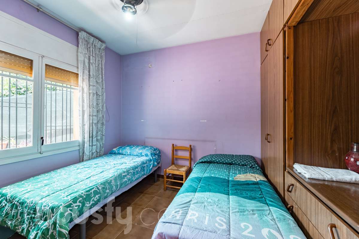Housfy vende 🏡 amplia casa ubicada en Rubí, la cuál consta de 78m2 útiles (verificados con la Dirección General de Catastro). Construida en el año: 1974. Casa unifamiliar esquinera con piscina y amplio jardín en Ca n’Oriol, Rubí Te presentamos esta fantástica casa unifamiliar esquinera, situada en el barrio de Ca n’Oriol, en Rubí, ideal para quienes buscan tranquilidad, comodidad y disfrutar de espacios exteriores propios. La vivienda se distribuye en una sola planta, ofreciendo una distribución práctica y funcional. Dispone de un acogedor salón-comedor con chimenea, perfecto para disfrutar de momentos en familia, tres dormitorios, un baño completo y cocina. En el exterior encontrarás un agradable porche, piscina y un amplio espacio al aire libre para disfrutar del buen tiempo, organizar reuniones con familiares y amigos o crear tu propio rincón de relax. La propiedad cuenta con una superficie total de jardín de 392 m², que incluye el jardín propio de la vivienda y una parcela colindante, aportando un interesante espacio exterior con múltiples posibilidades. Además, disfruta de una ubicación práctica, con transporte público cercano y todos los servicios a tu alcance, como supermercados, farmacias, escuelas y comercios, facilitando el día a día sin necesidad de grandes desplazamientos. Una oportunidad ideal para quienes desean vivir en una casa independiente, sin escaleras y con jardín y piscina, en una zona residencial de Rubí. ¡Ven a descubrir todo su potencial y encuentra tu próximo hogar! Distribución de estancias -Salón-comedor -3 Dormitorios -1 Baño -Cocina equipada Características específicas -Ascensor -Armario -Aire acondicionado -Amueblado -Calefacción -Balcón -Terraza -Piscina -Jardín privado -1 Plaza de garaje Zona y entorno Respecto a la ubicación, se sitúa en Rubí, municipio de Barcelona. Esta propiedad se encuentra cerca de transporte público, colegios, supermercados y farmacias. Aviso legal El precio de venta no incluye gastos de la compraventa como notaría, registro, impuestos, ni tampoco honorarios agencia. Esta publicación no es vinculante. Consulta siempre la nota simple con Housfy antes de formalizar la compraventa. Sobre nosotros Housfy es la plataforma integral de servicios inmobiliarios. Nuestra combinación de expertos y tecnología pone al alcance de todo el mundo servicios cómodos, claros y seguros. AICAT número: 7922. Nos encargamos de la gestión y asesoramiento de la compra. ¡Olvídate de todo! Hacemos los trámites por ti. Y, si además necesitas financiación, ponemos a tu disposición un bróker hipotecario para ayudarte a conseguir las mejores condiciones para tu perfil económico. ¿Quieres visitarla? Contacta con Housfy y agenda tu visita sin compromiso. Más información en: housfy.com En cumplimiento de la Ley 8/2026 en Cataluña, el certificado de presencia o ausencia de amianto se encuentra en proceso de tramitación.-13